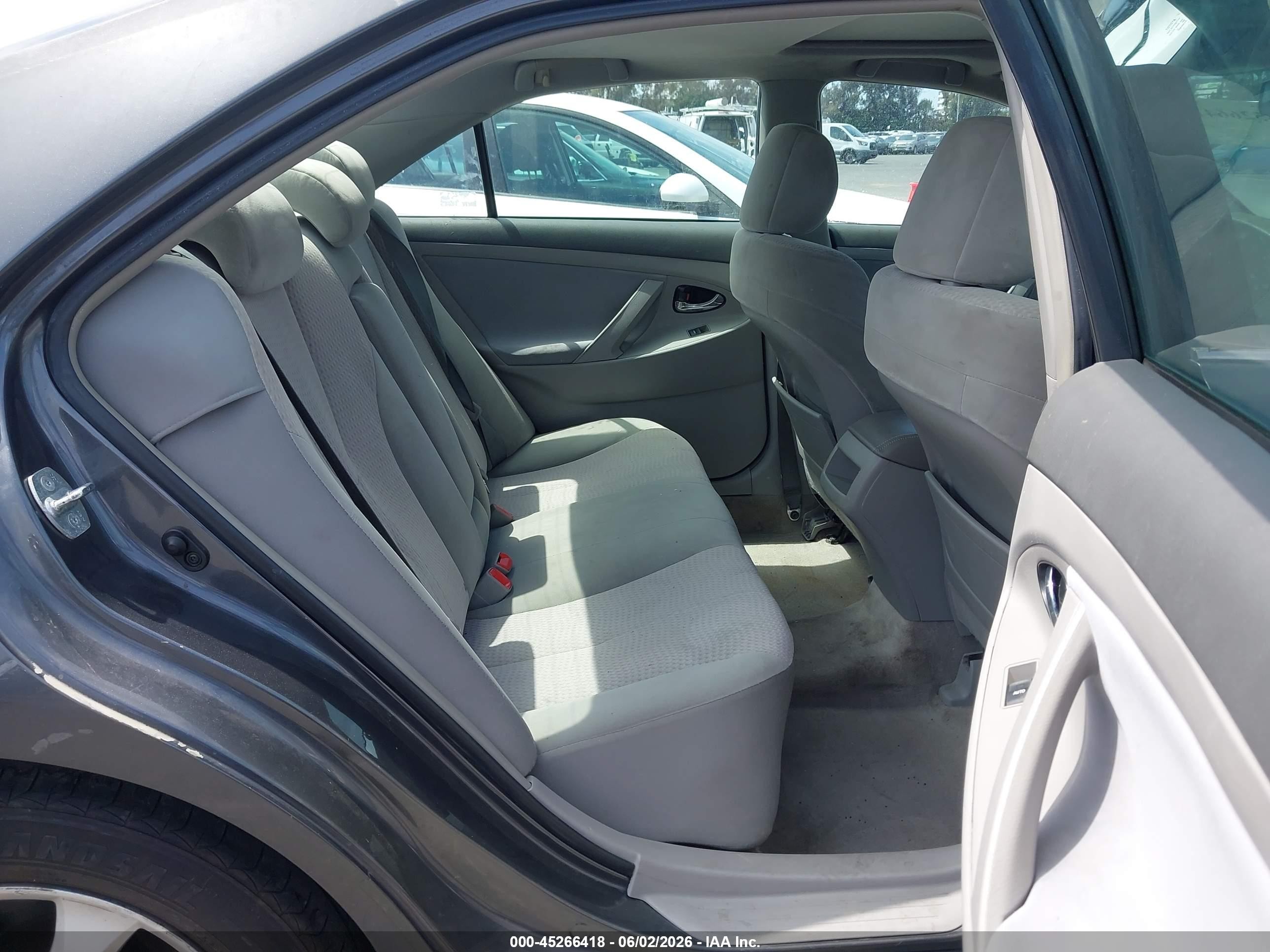 2011 Toyota Camry Le Gray vin: 4T1BF3EK6BU172494