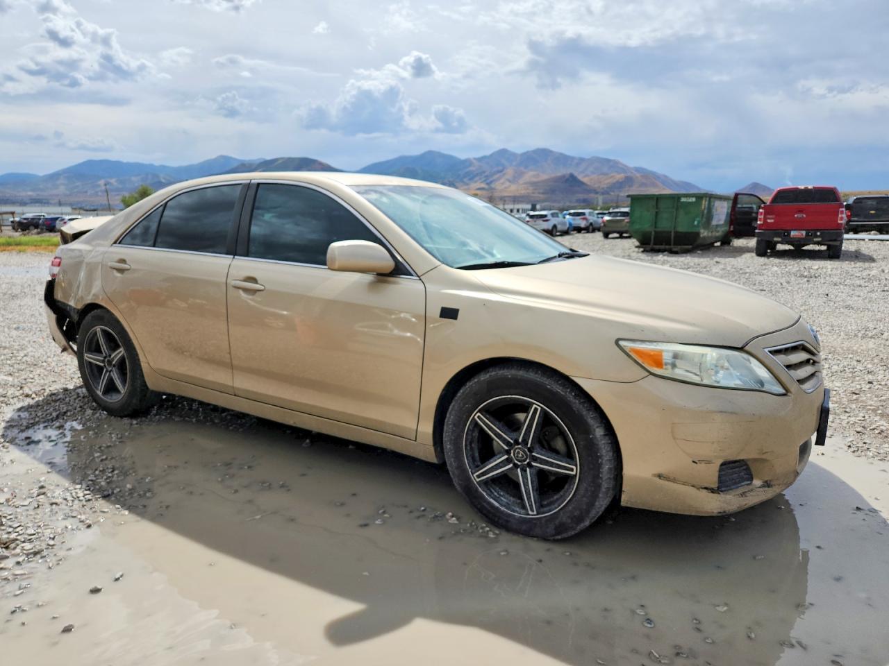 2011 Toyota Camry Le Gold vin: 4T1BF3EK6BU195659