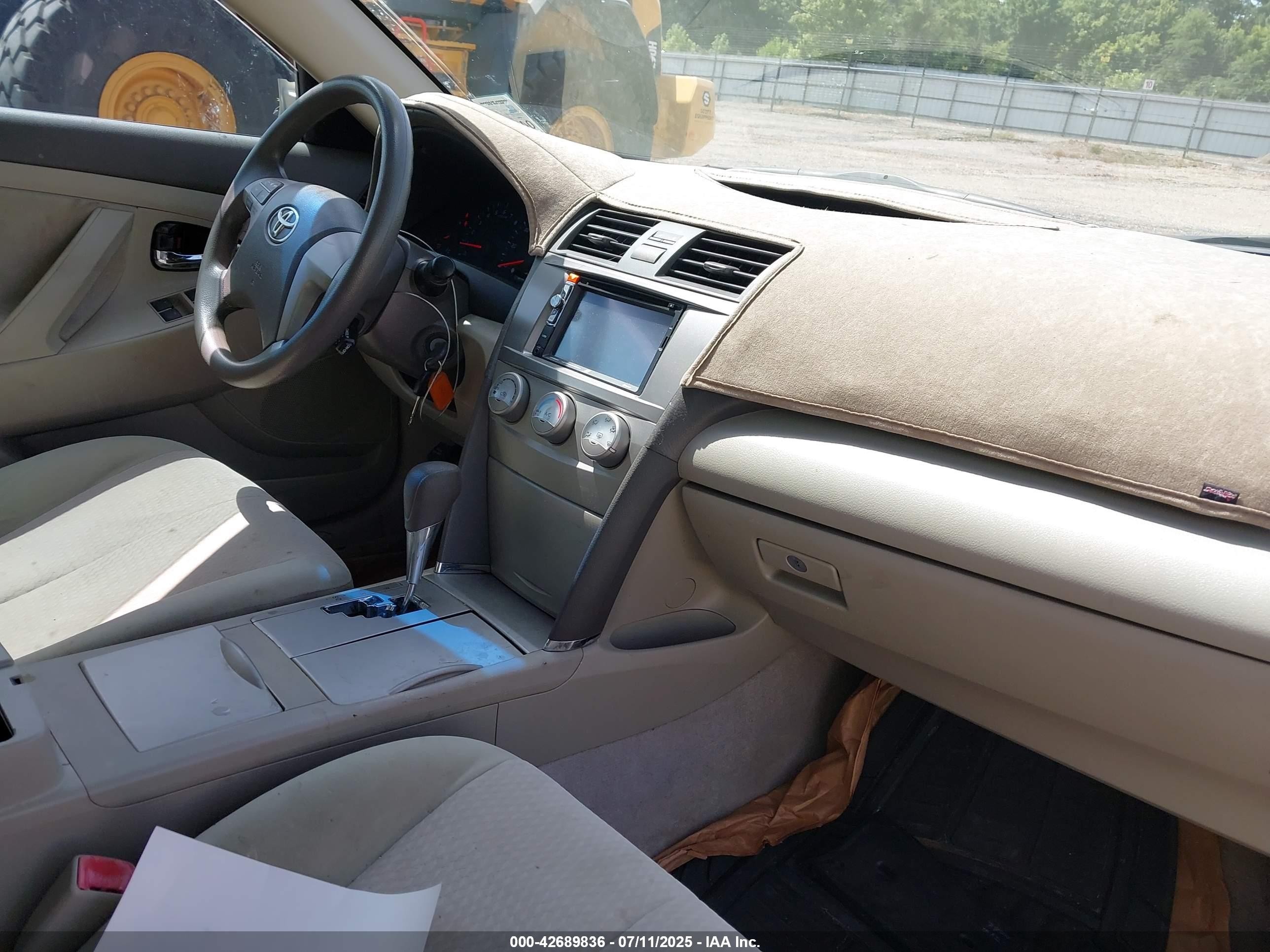 2011 Toyota Camry Le Tan vin: 4T1BF3EK6BU198206