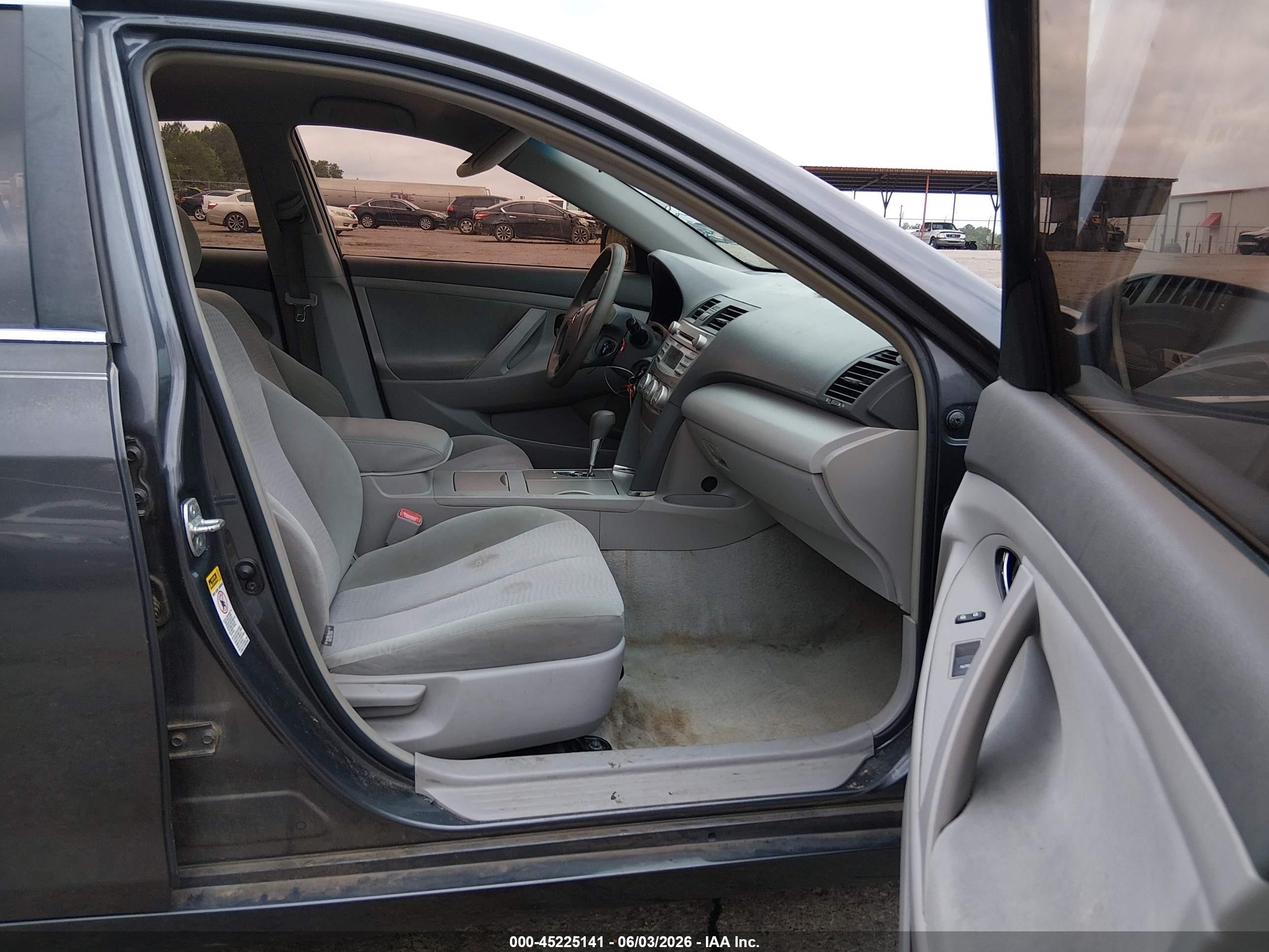 2011 Toyota Camry Le Gray vin: 4T1BF3EK6BU211567