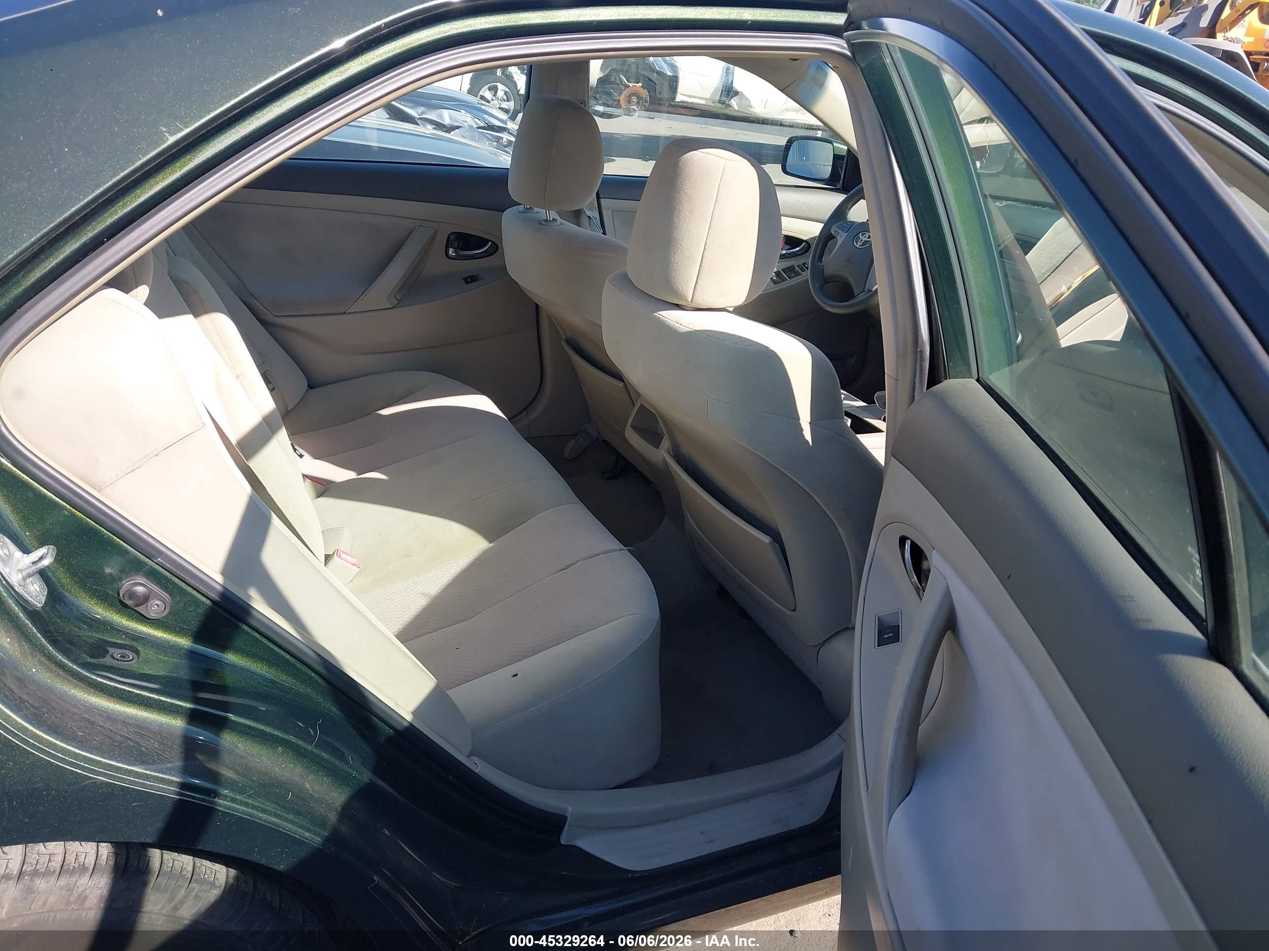 2011 Toyota Camry Le Green vin: 4T1BF3EK6BU599139