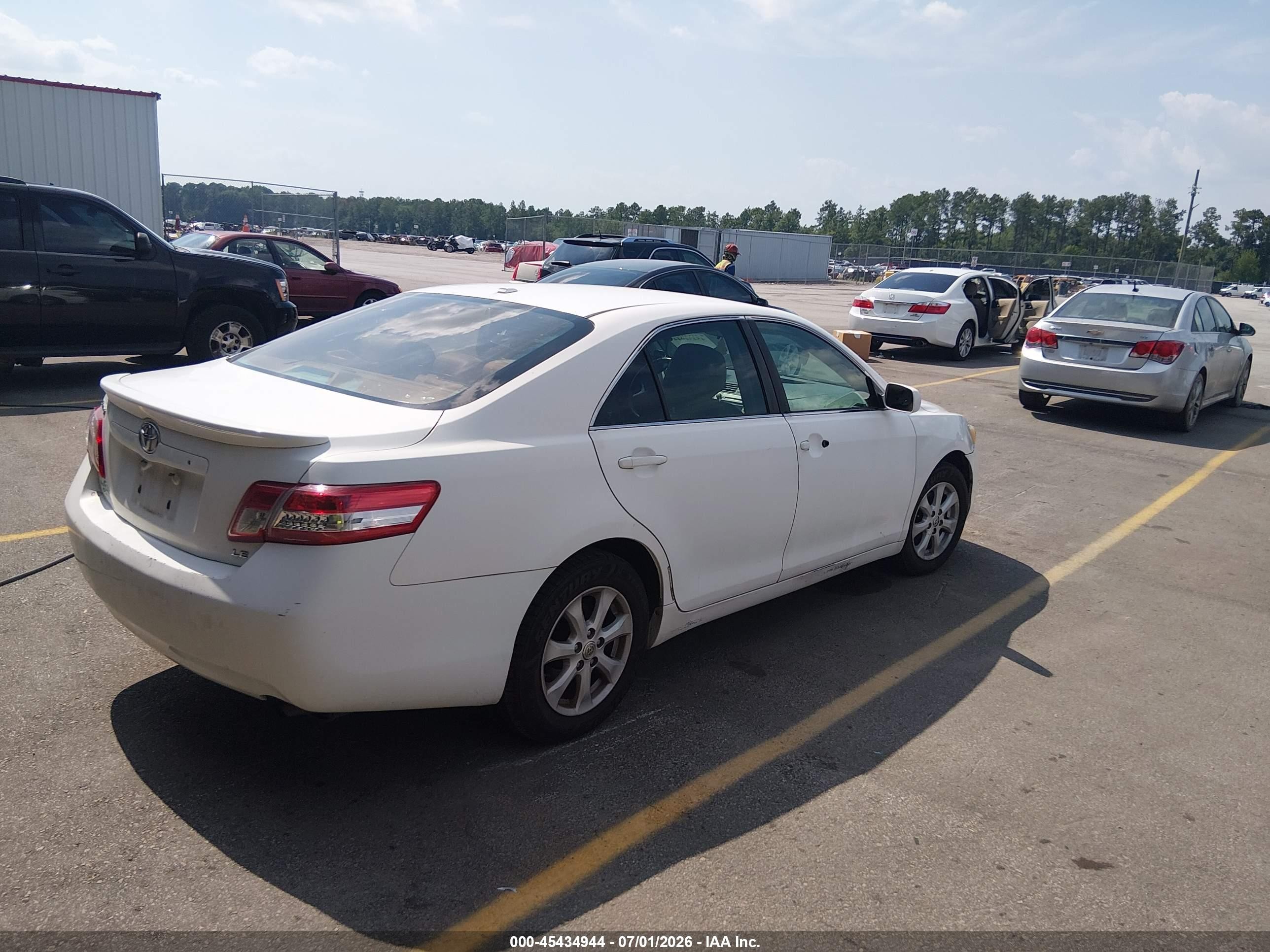 2011 Toyota Camry Le White vin: 4T1BF3EK6BU606297