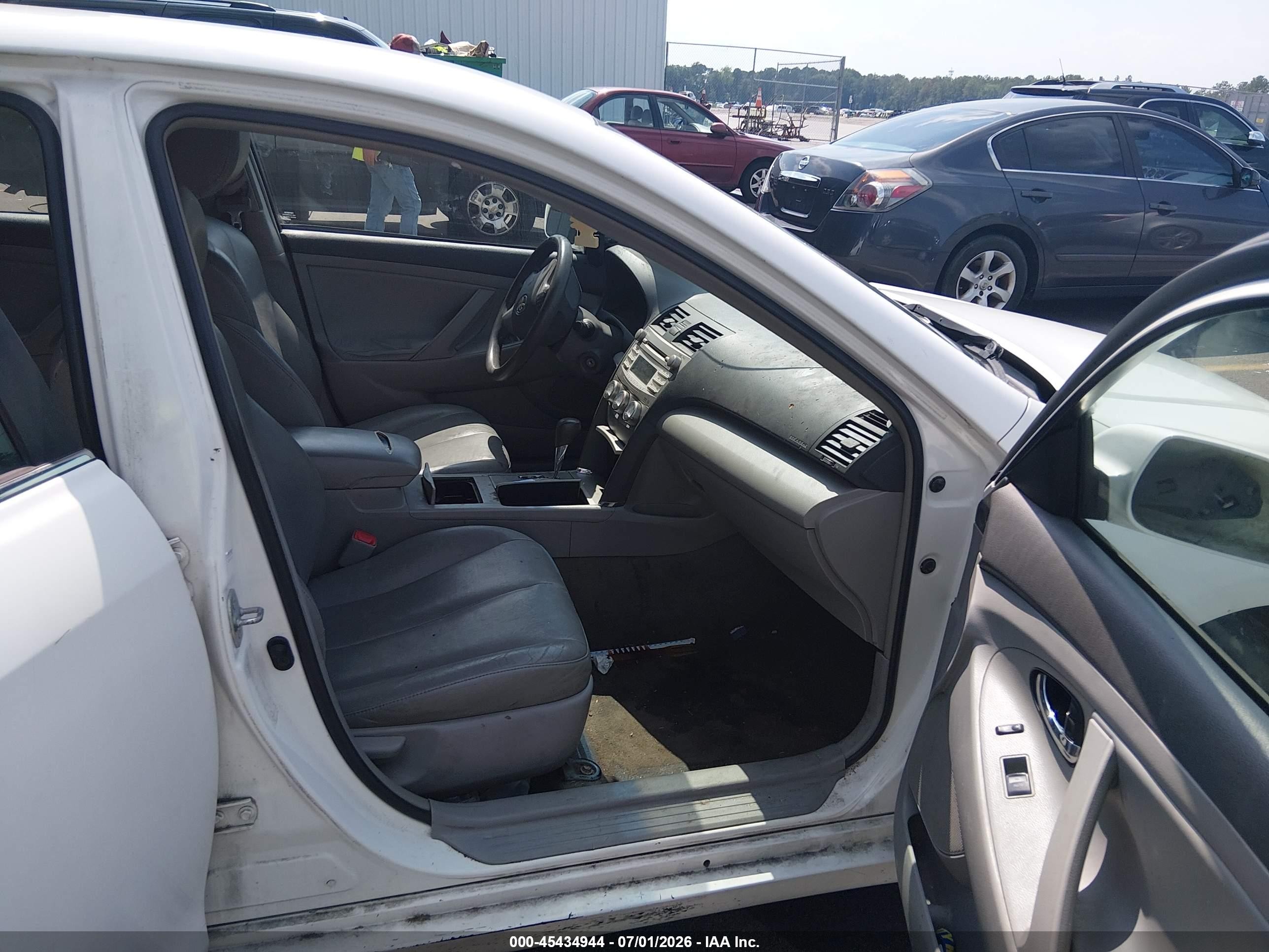 2011 Toyota Camry Le White vin: 4T1BF3EK6BU606297