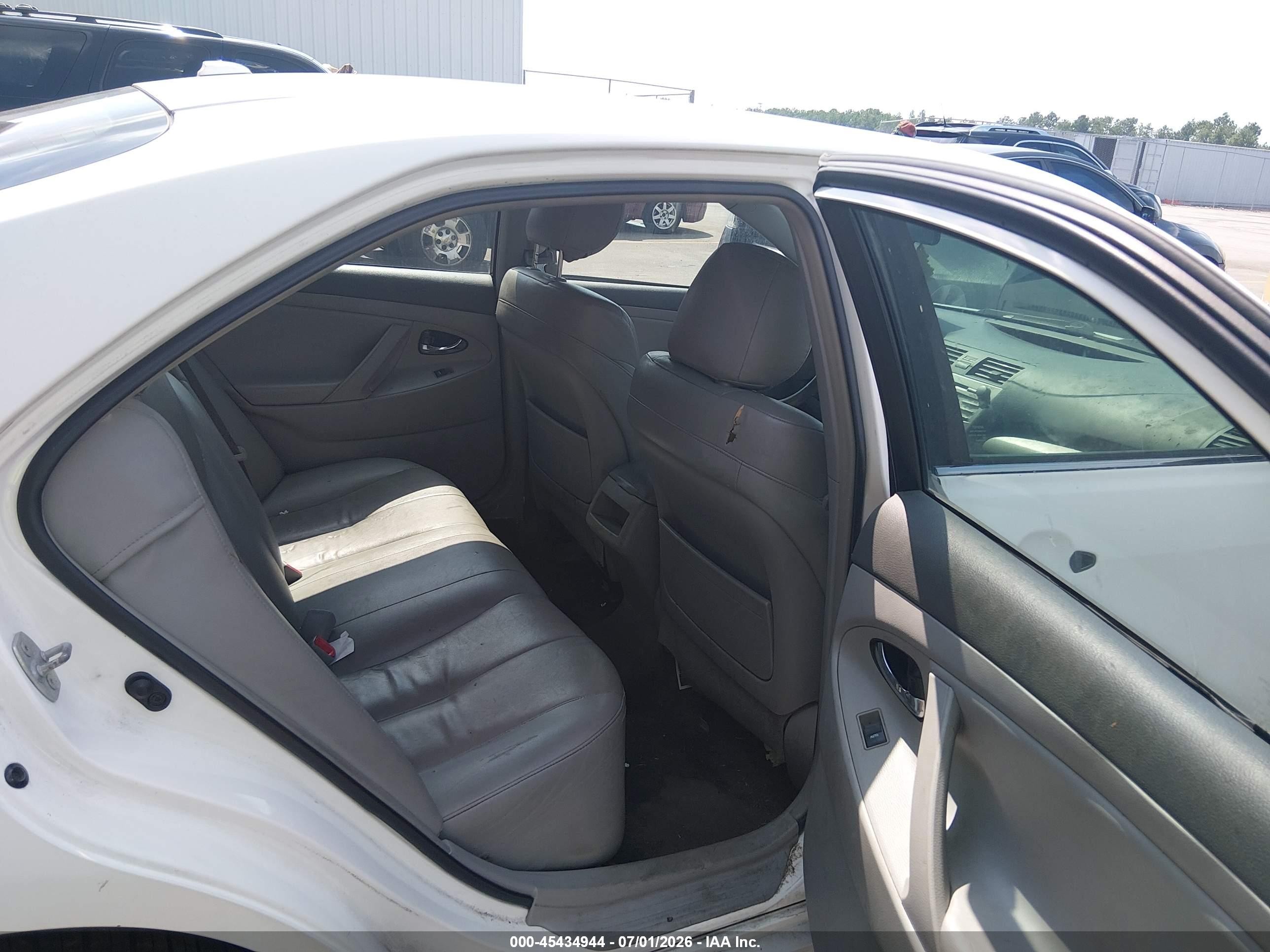 2011 Toyota Camry Le White vin: 4T1BF3EK6BU606297