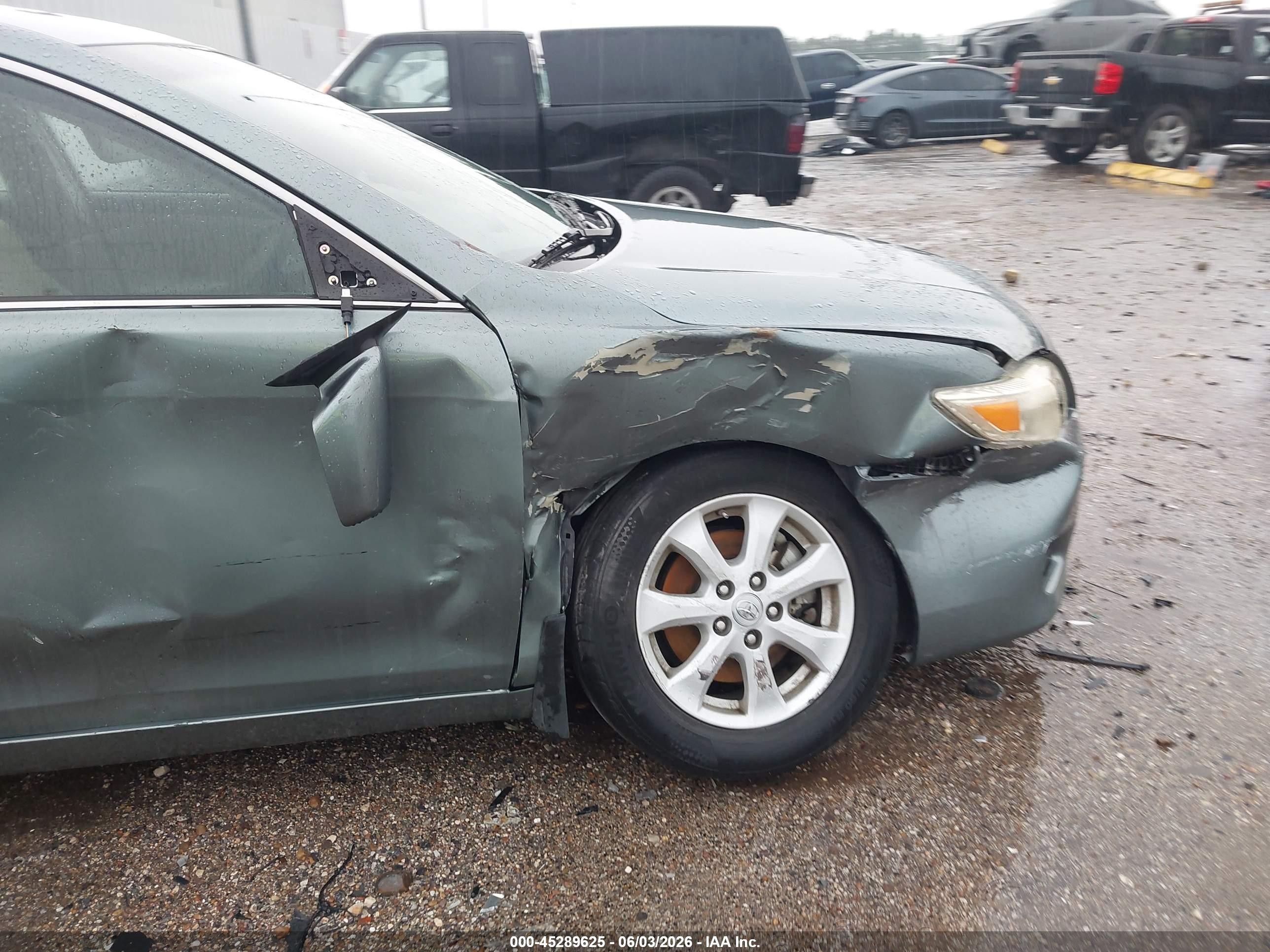 2011 Toyota Camry Le Gray vin: 4T1BF3EK6BU610253