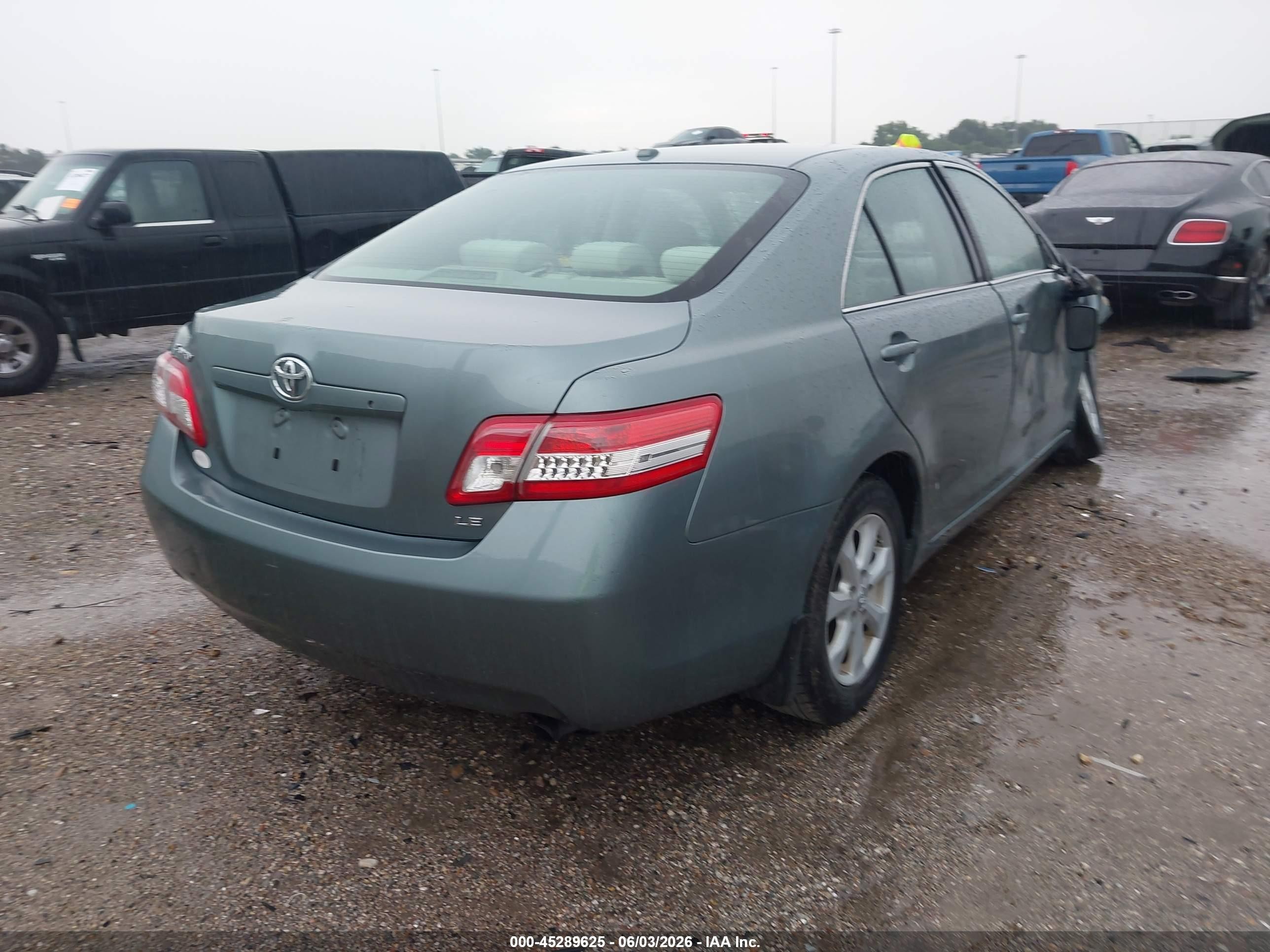 2011 Toyota Camry Le Gray vin: 4T1BF3EK6BU610253