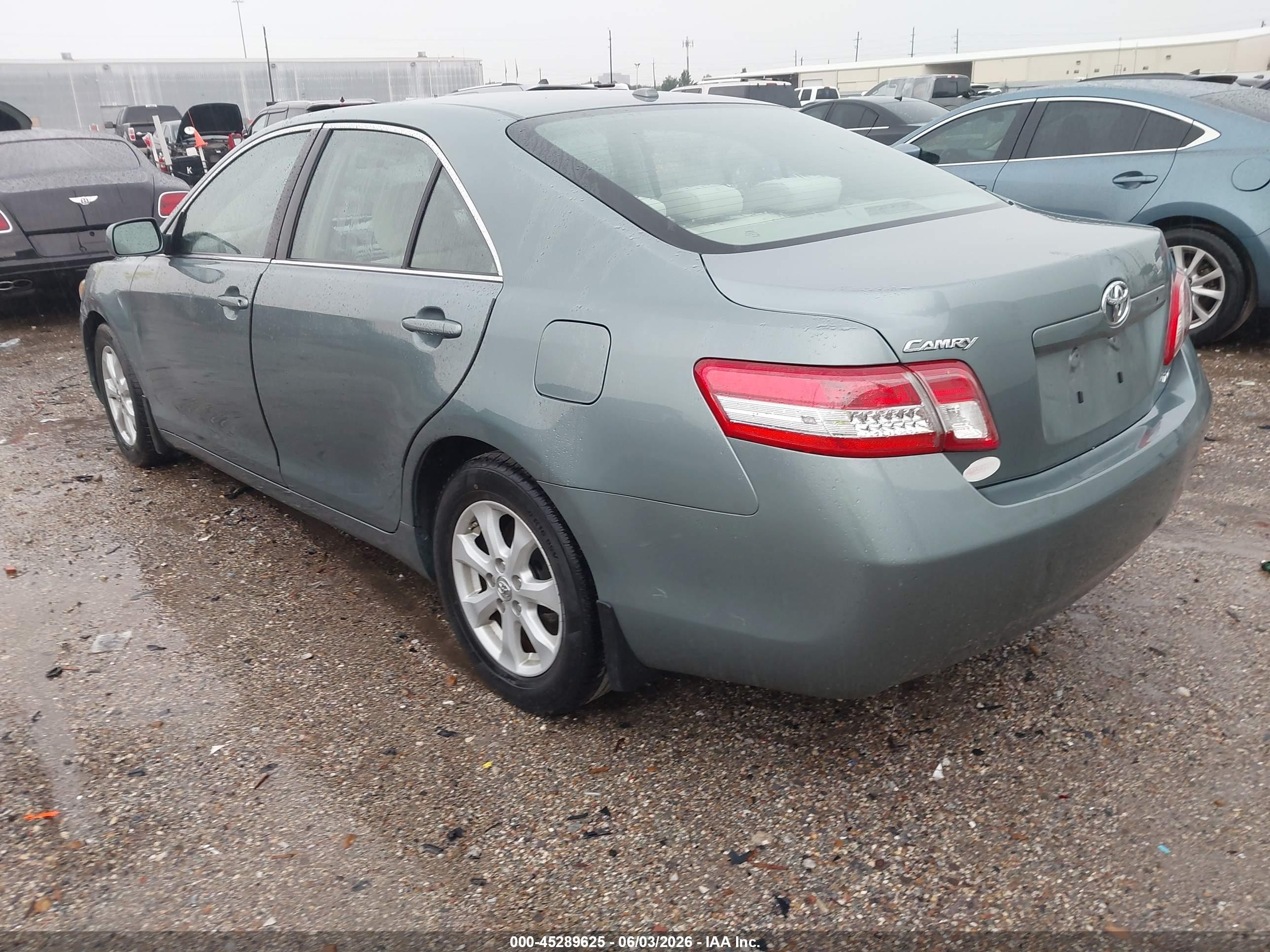 2011 Toyota Camry Le Gray vin: 4T1BF3EK6BU610253