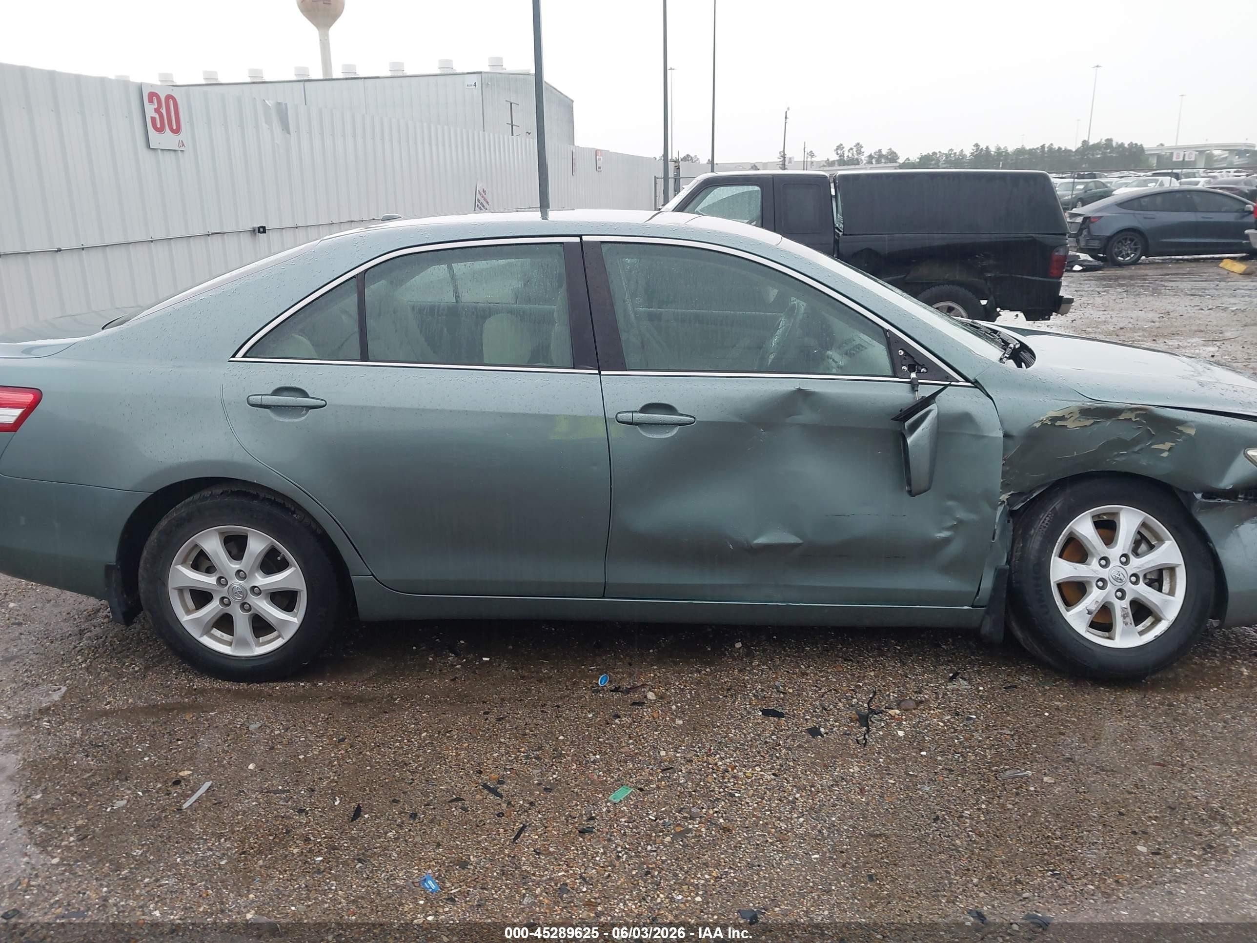 2011 Toyota Camry Le Gray vin: 4T1BF3EK6BU610253
