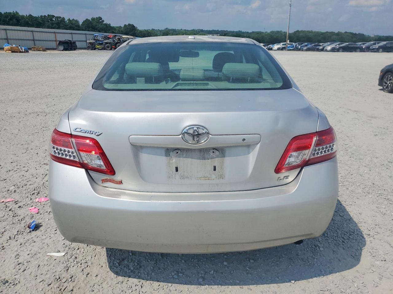 2011 Toyota Camry Le Silver vin: 4T1BF3EK6BU611001