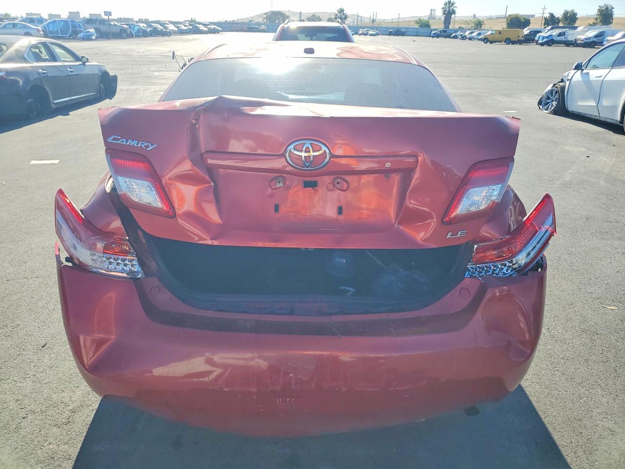 2011 Toyota Camry Le Red vin: 4T1BF3EK6BU621267