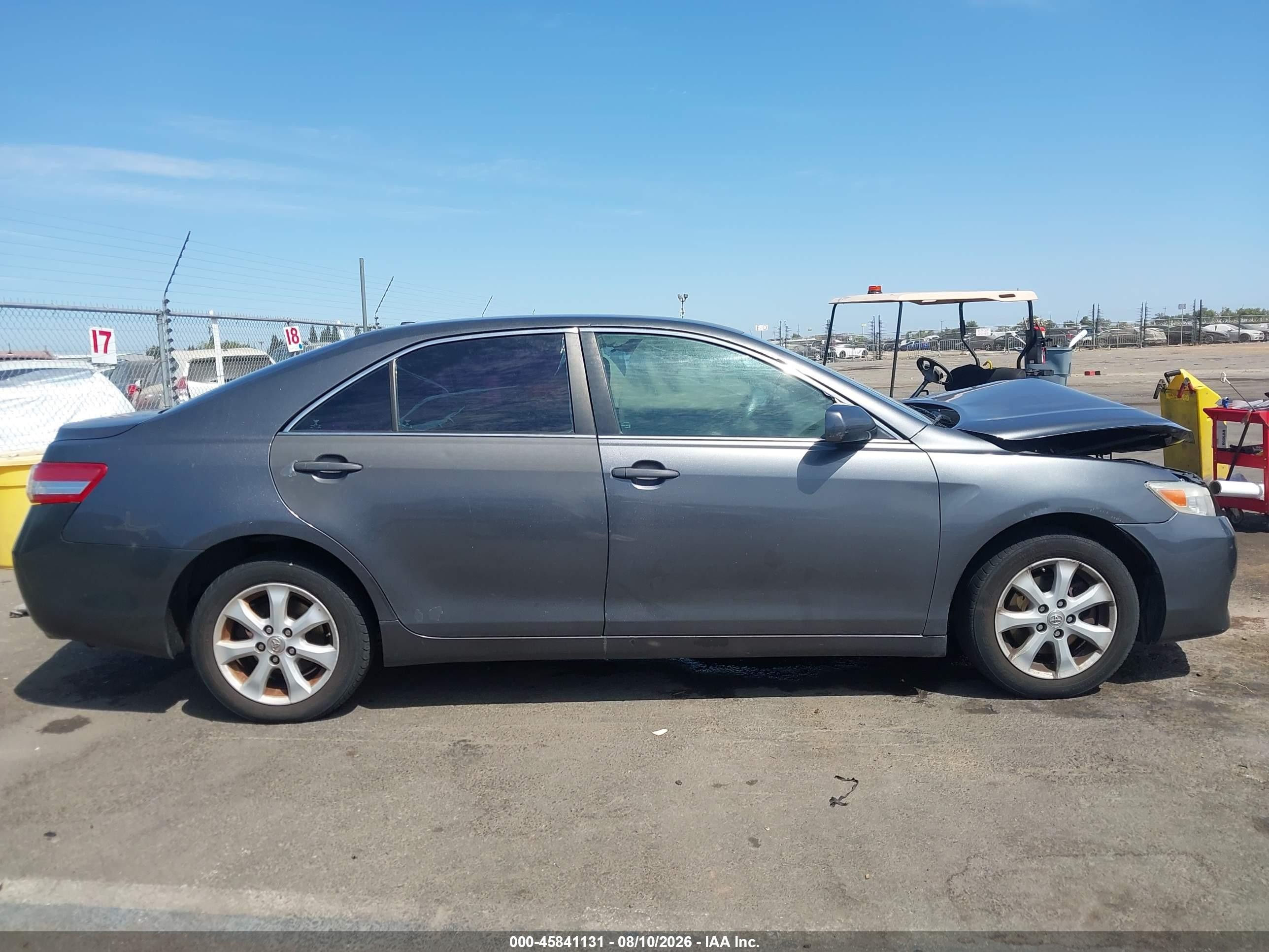 2011 Toyota Camry Le Gray vin: 4T1BF3EK6BU622418