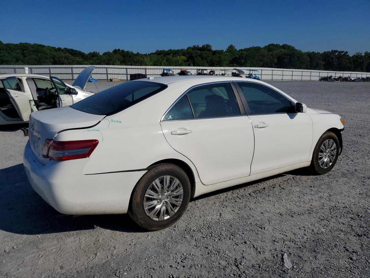 2011 Toyota Camry Base White vin: 4T1BF3EK6BU644841