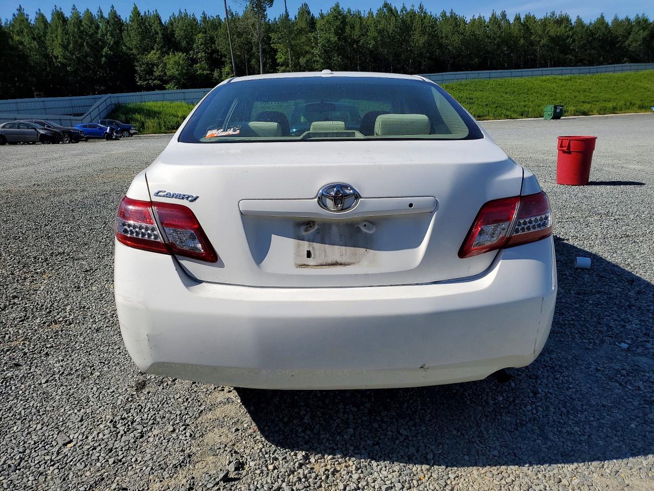 2011 Toyota Camry Base White vin: 4T1BF3EK6BU652468