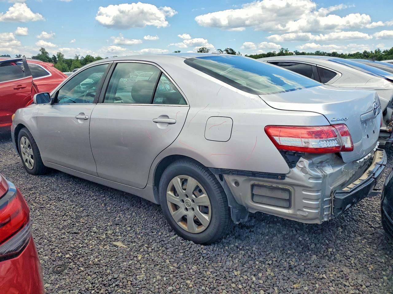 2011 Toyota Camry Le Silver vin: 4T1BF3EK6BU668394