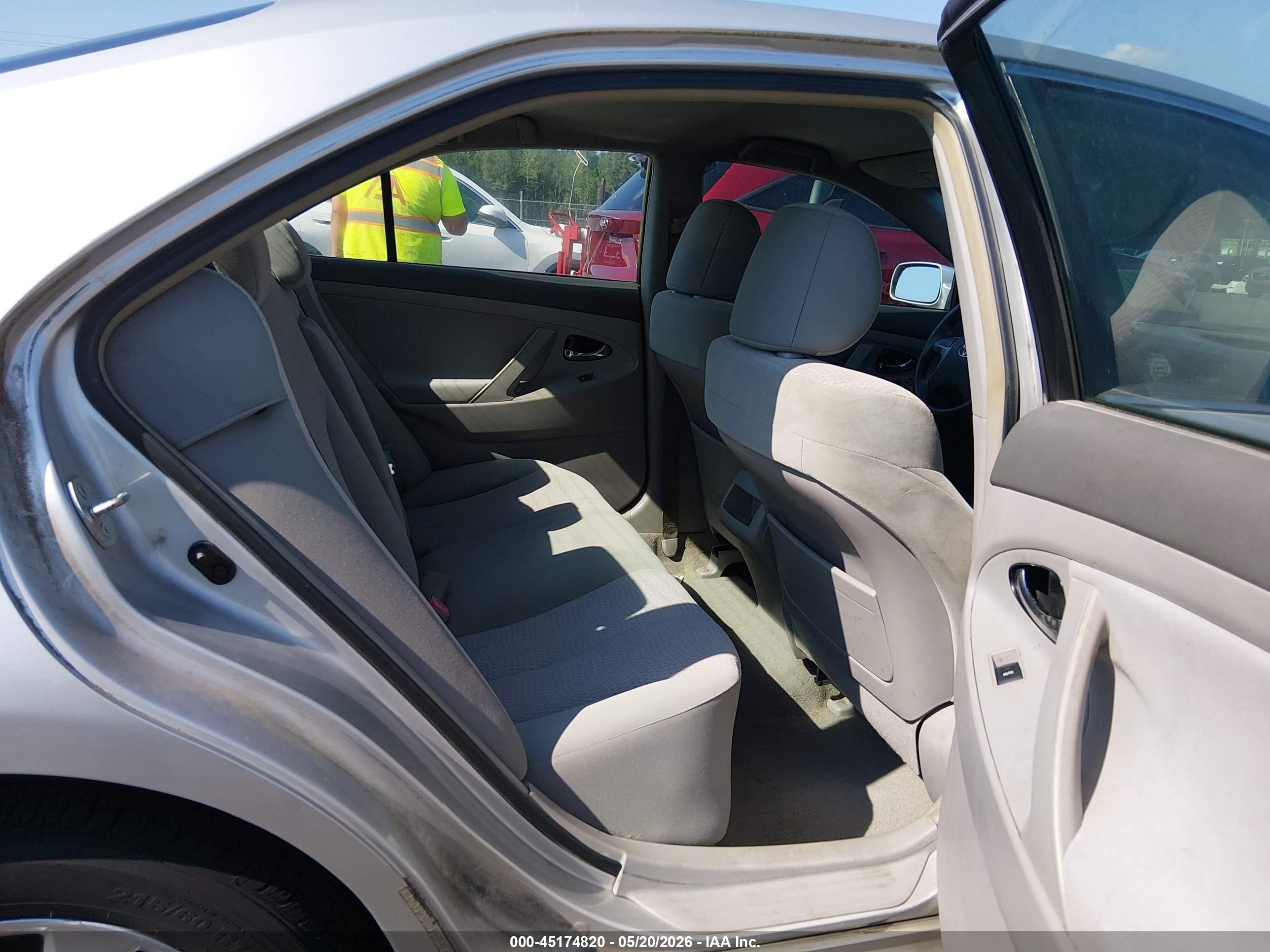 2011 Toyota Camry Le Silver vin: 4T1BF3EK6BU692517