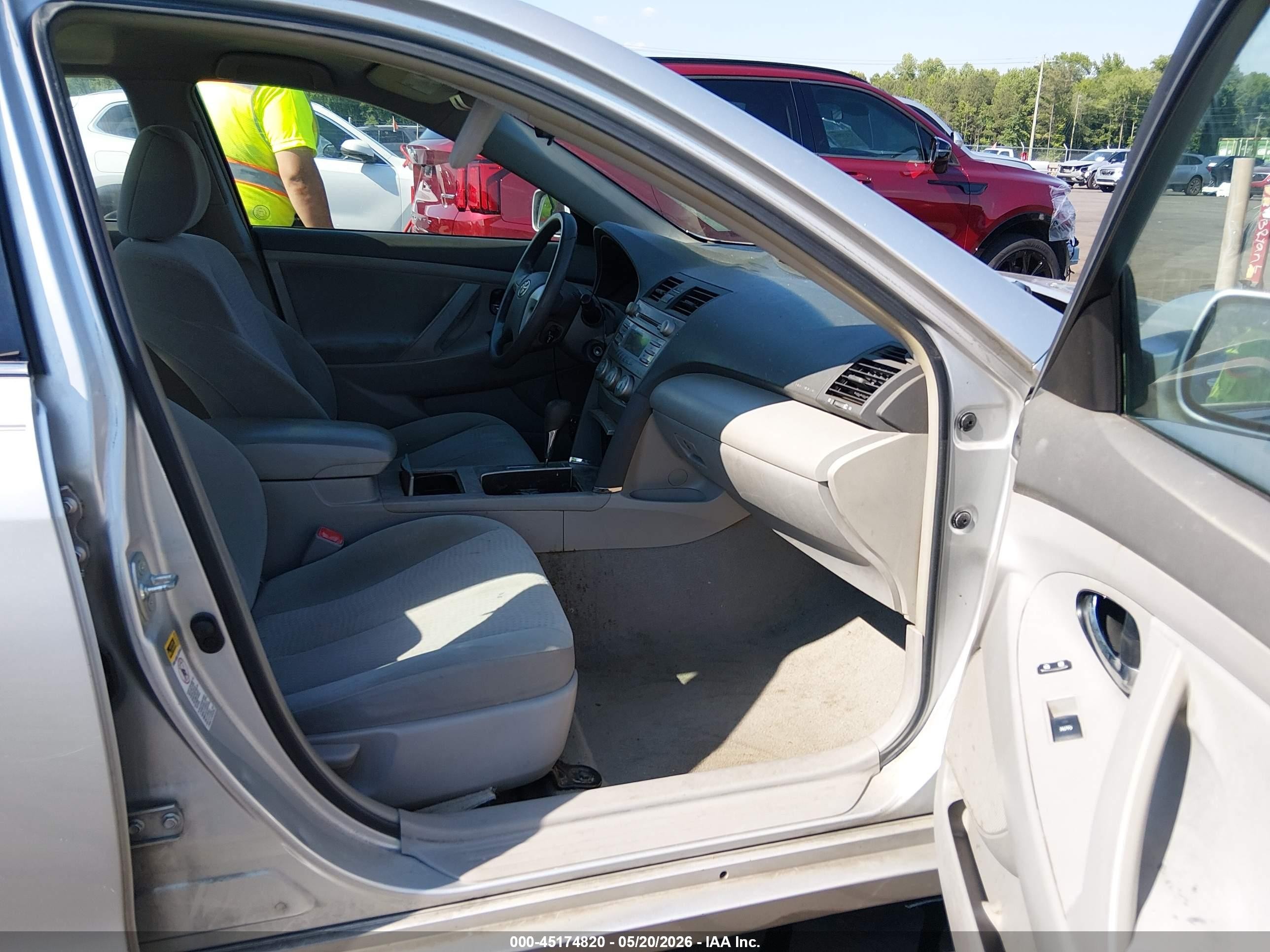 2011 Toyota Camry Le Silver vin: 4T1BF3EK6BU692517