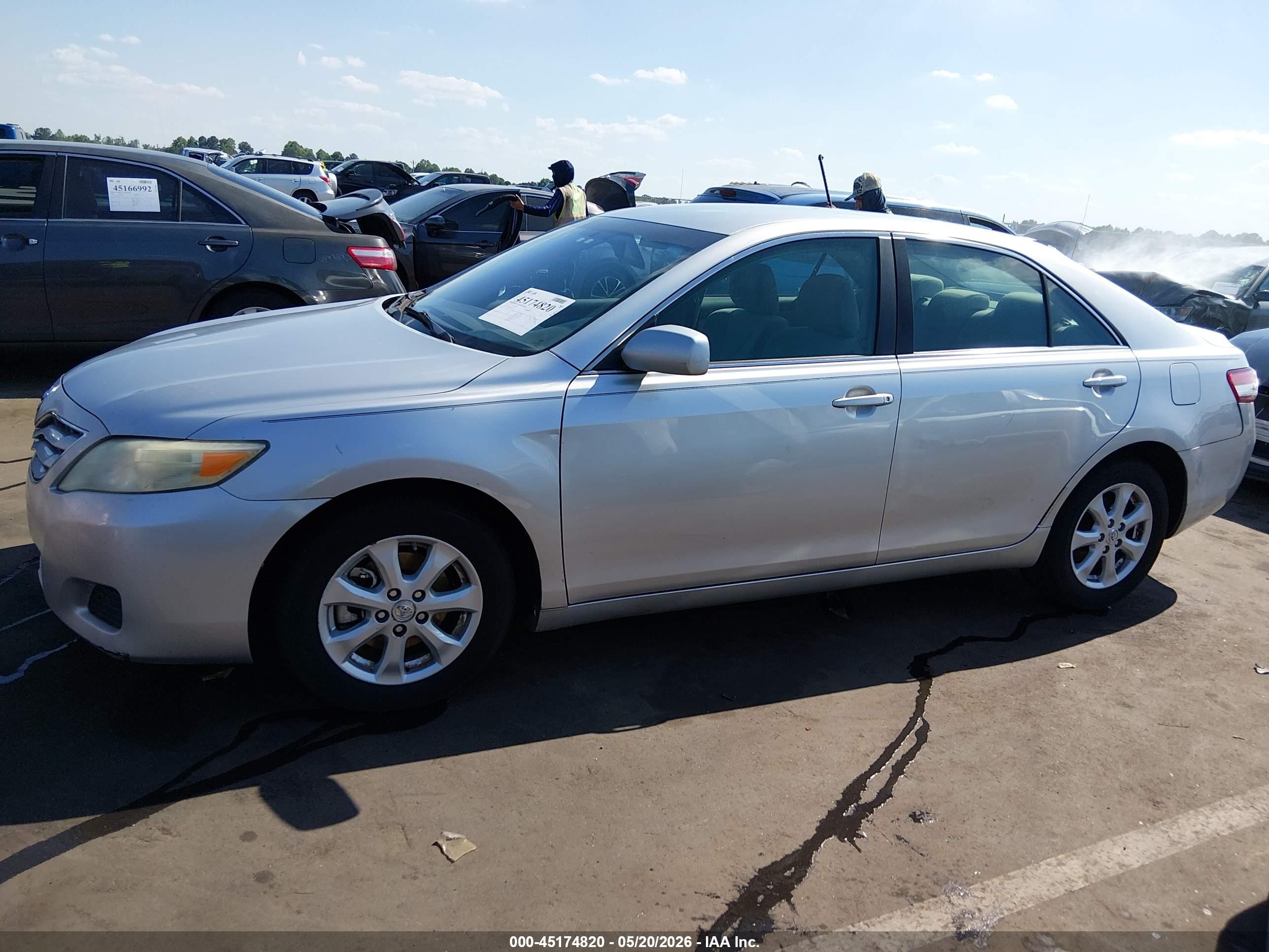 2011 Toyota Camry Le Silver vin: 4T1BF3EK6BU692517