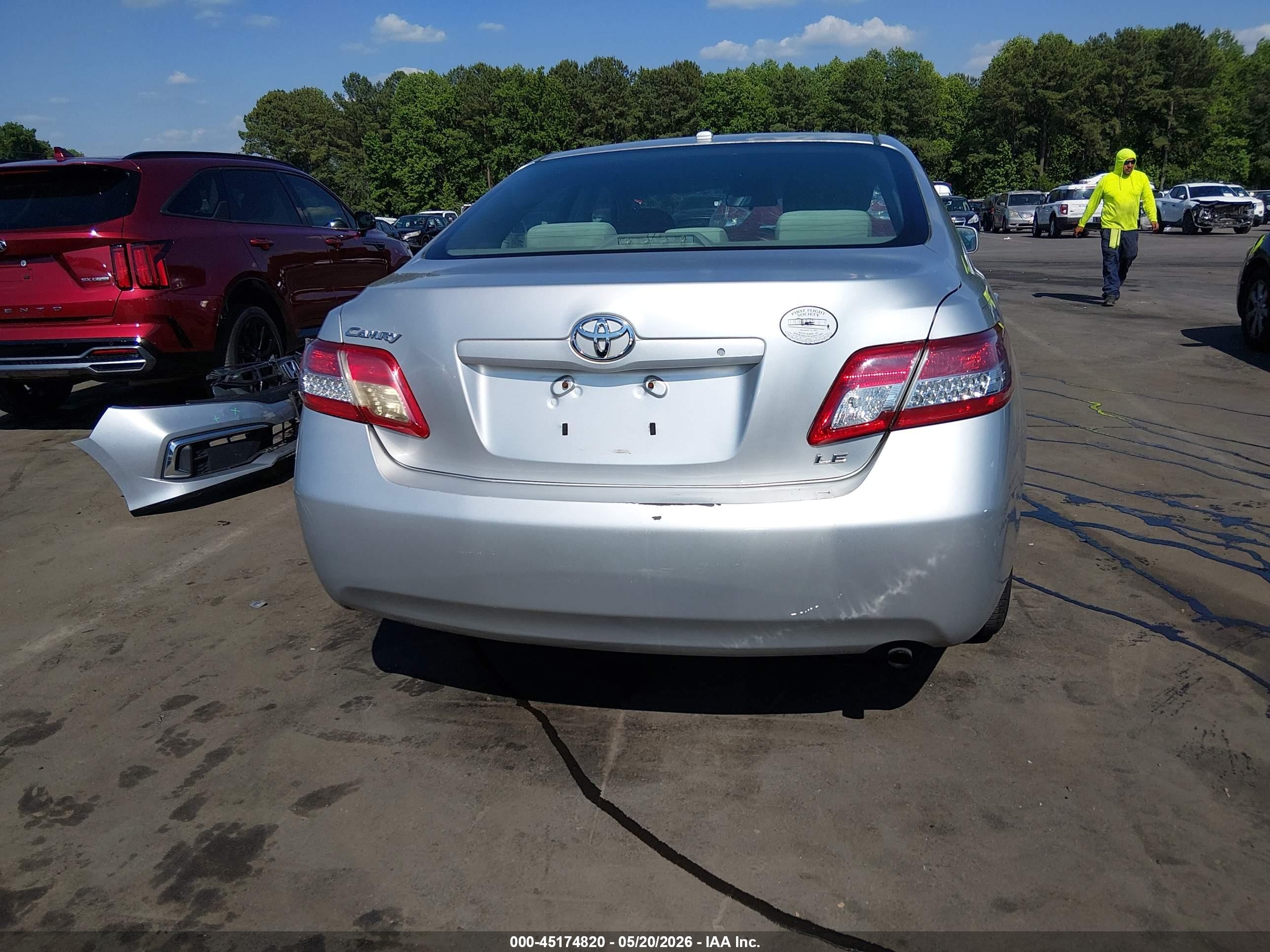 2011 Toyota Camry Le Silver vin: 4T1BF3EK6BU692517