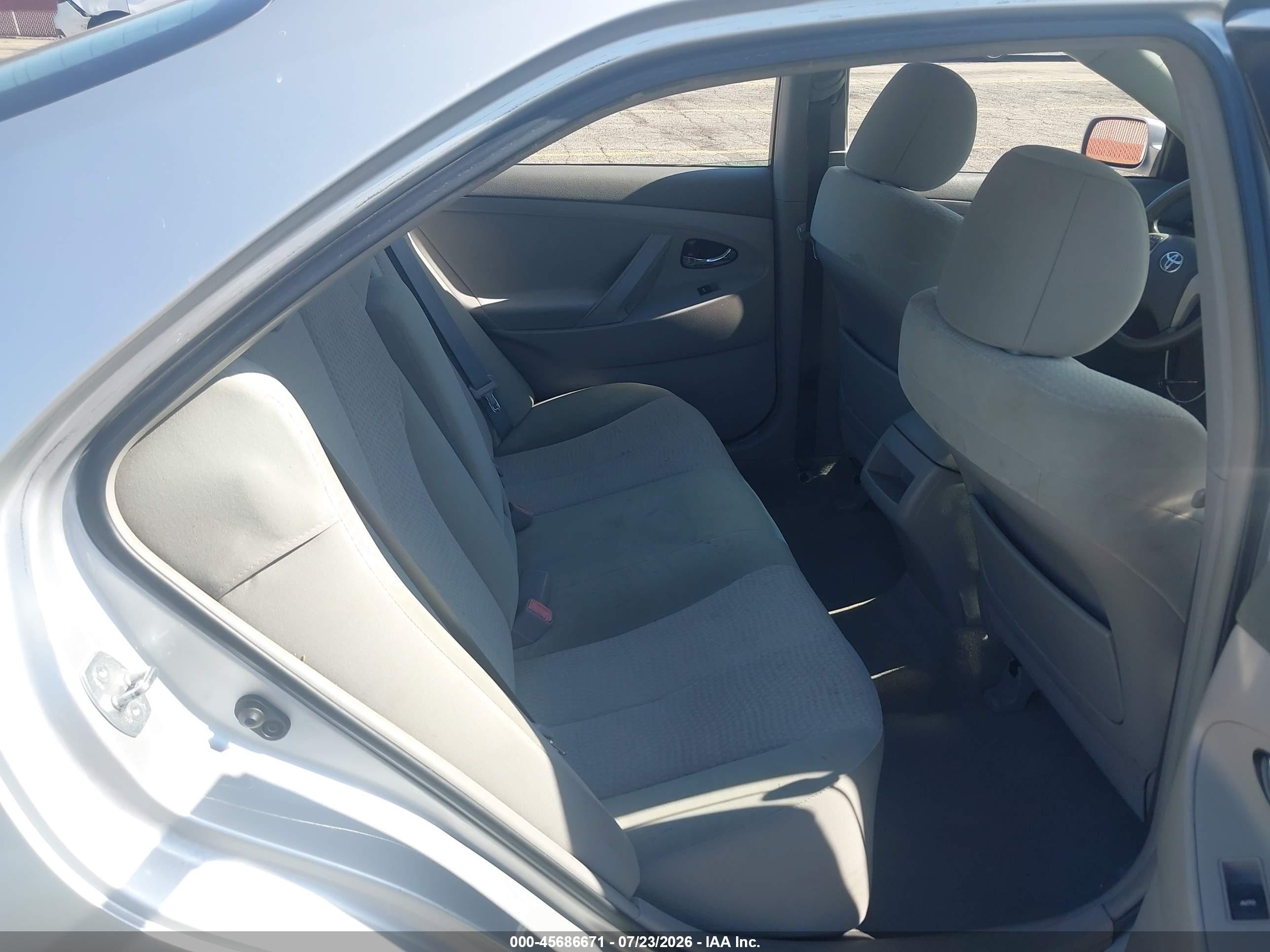 2011 Toyota Camry Le Silver vin: 4T1BF3EK6BU699595