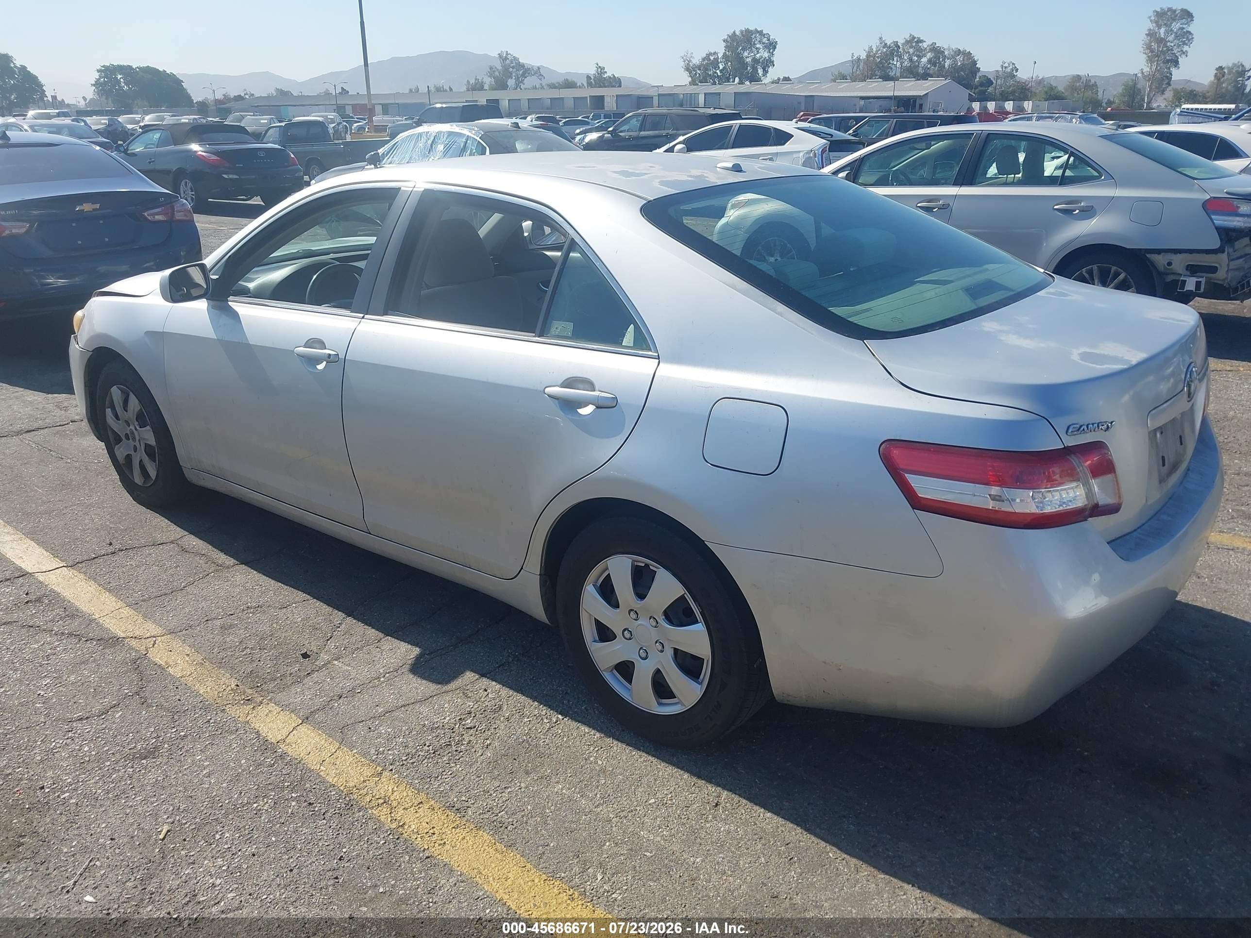 2011 Toyota Camry Le Silver vin: 4T1BF3EK6BU699595