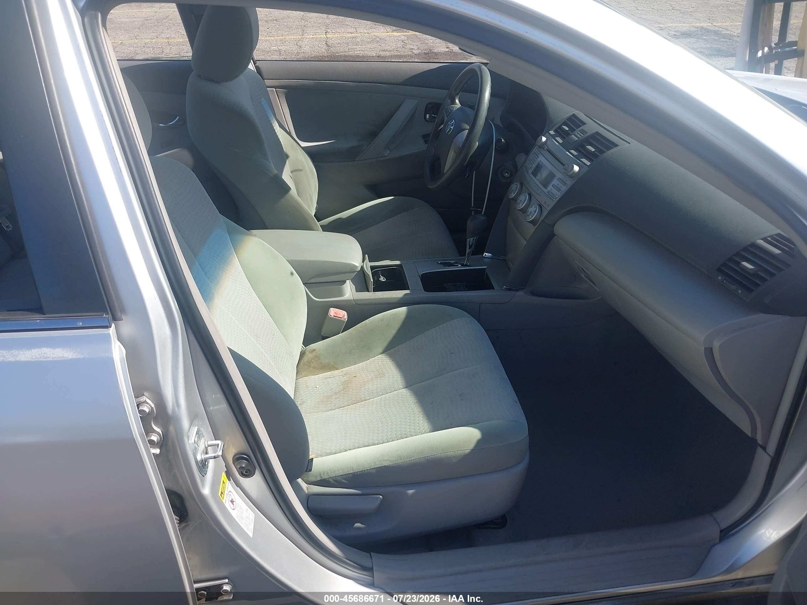 2011 Toyota Camry Le Silver vin: 4T1BF3EK6BU699595