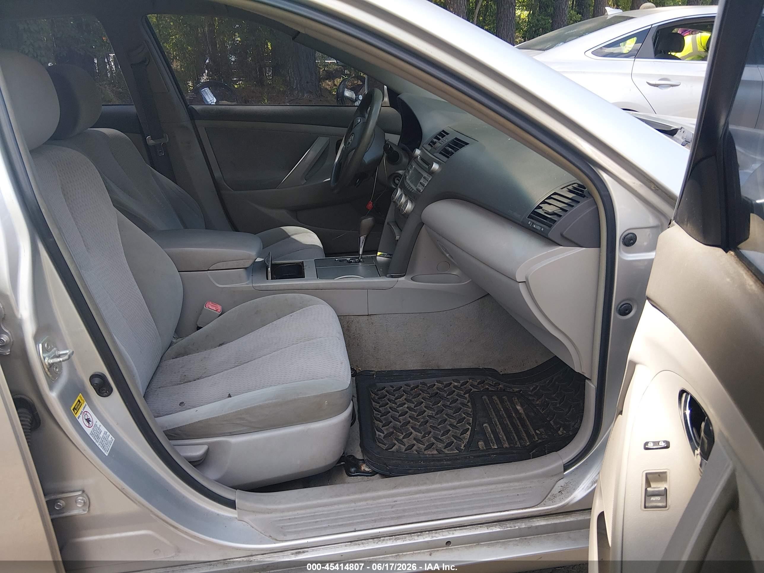 2011 Toyota Camry Le Gray vin: 4T1BF3EK6BU739769
