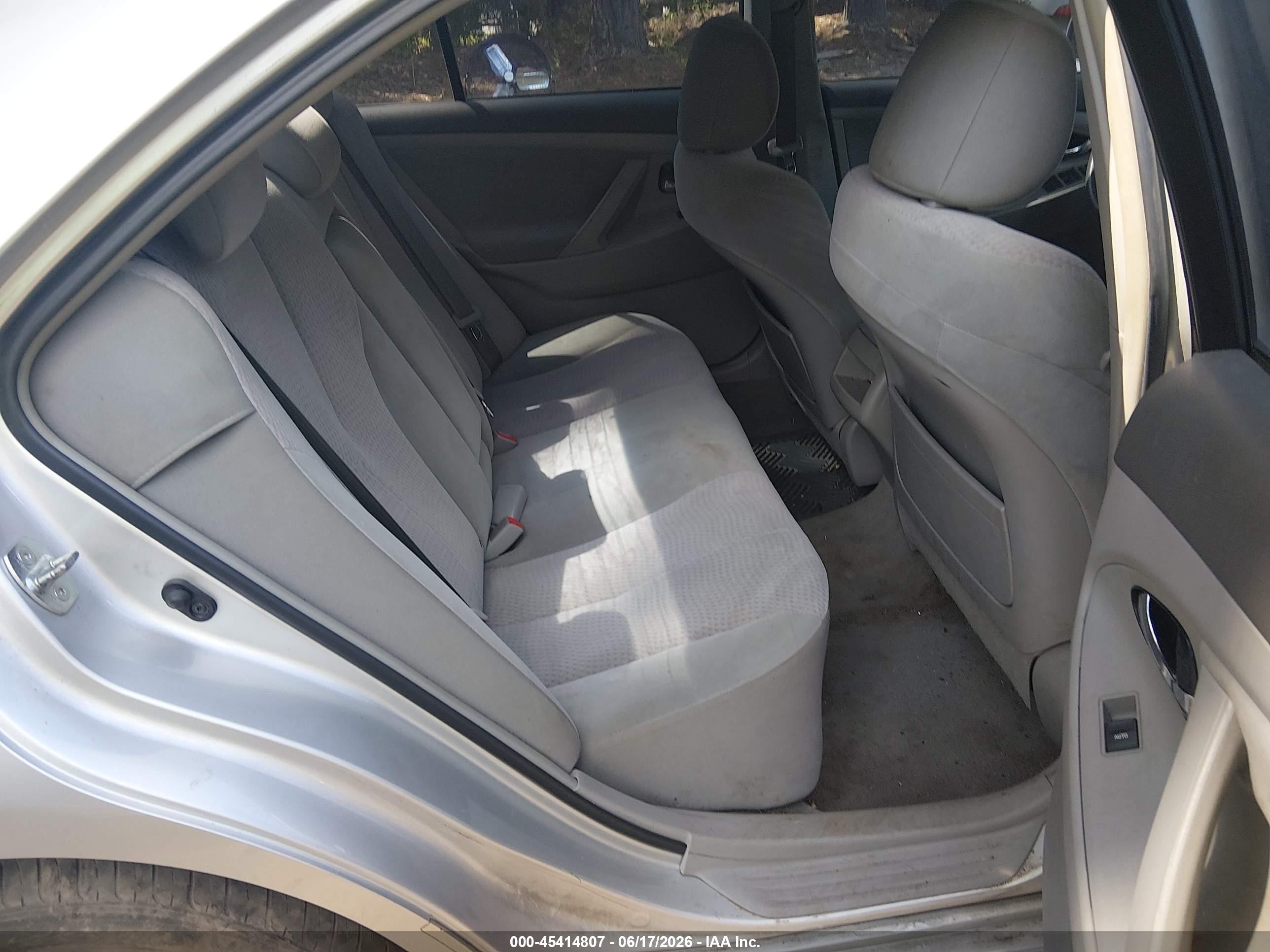 2011 Toyota Camry Le Gray vin: 4T1BF3EK6BU739769