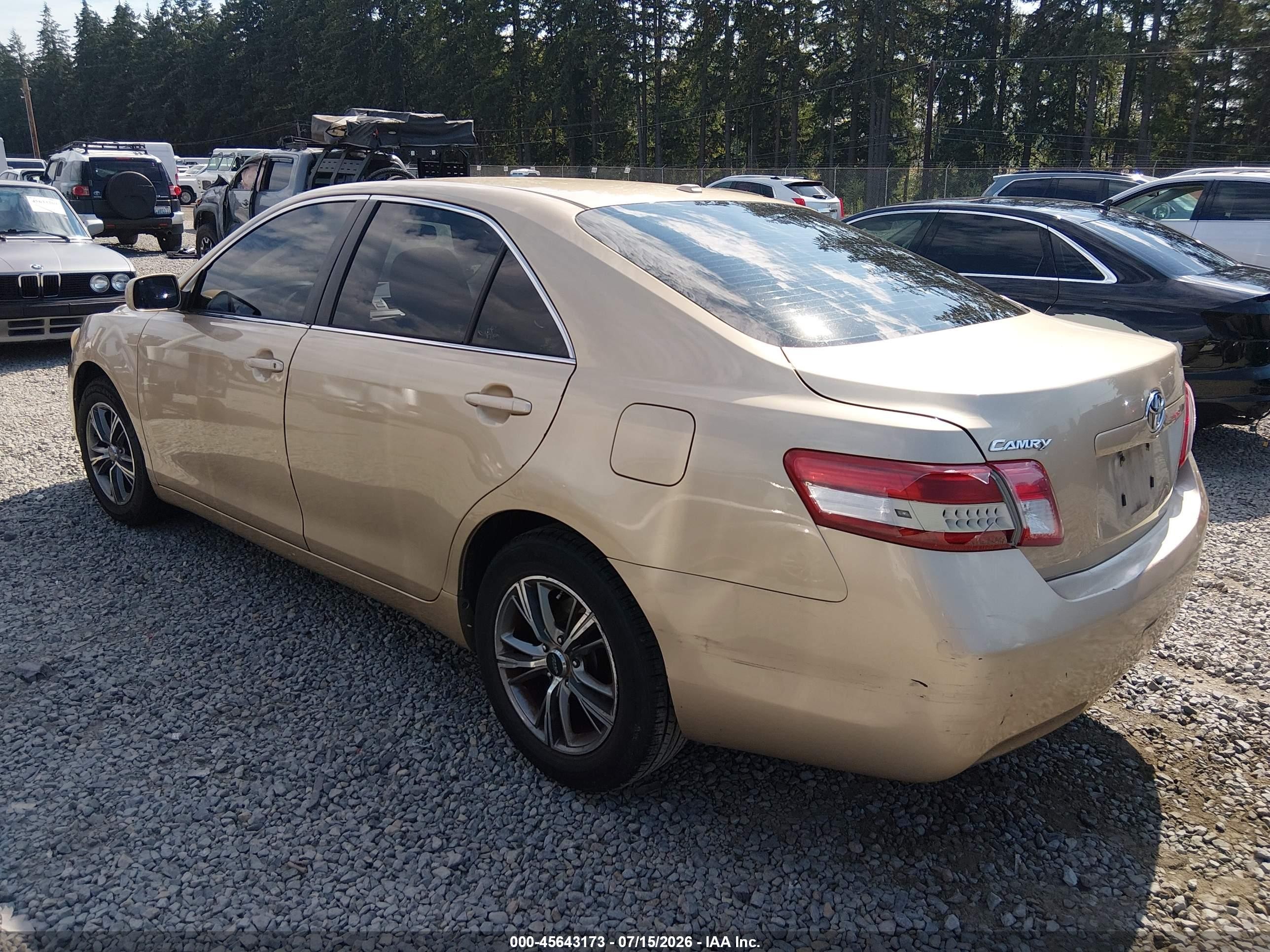2011 Toyota Camry Le Gold vin: 4T1BF3EK6BU753610