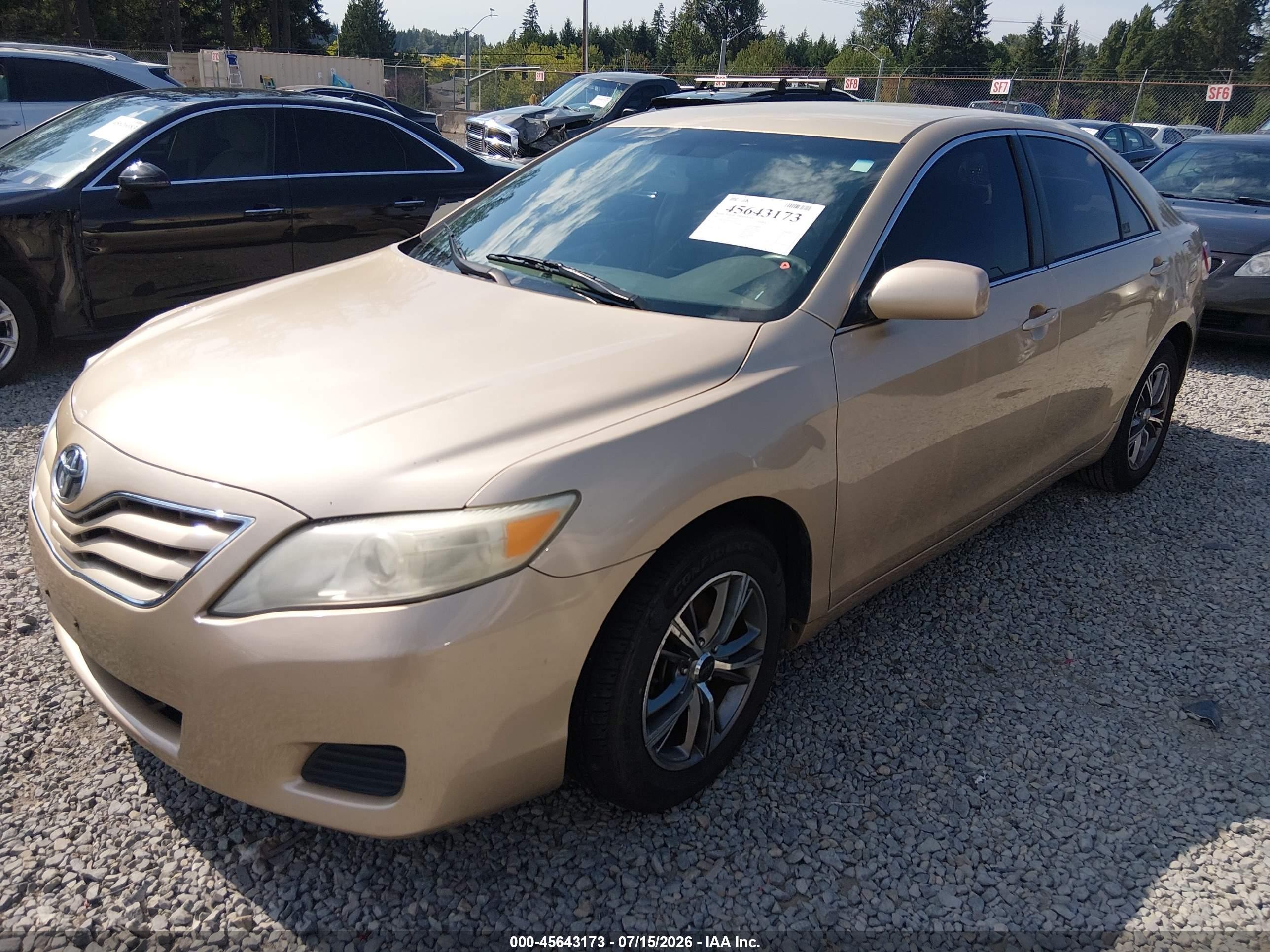 2011 Toyota Camry Le Gold vin: 4T1BF3EK6BU753610