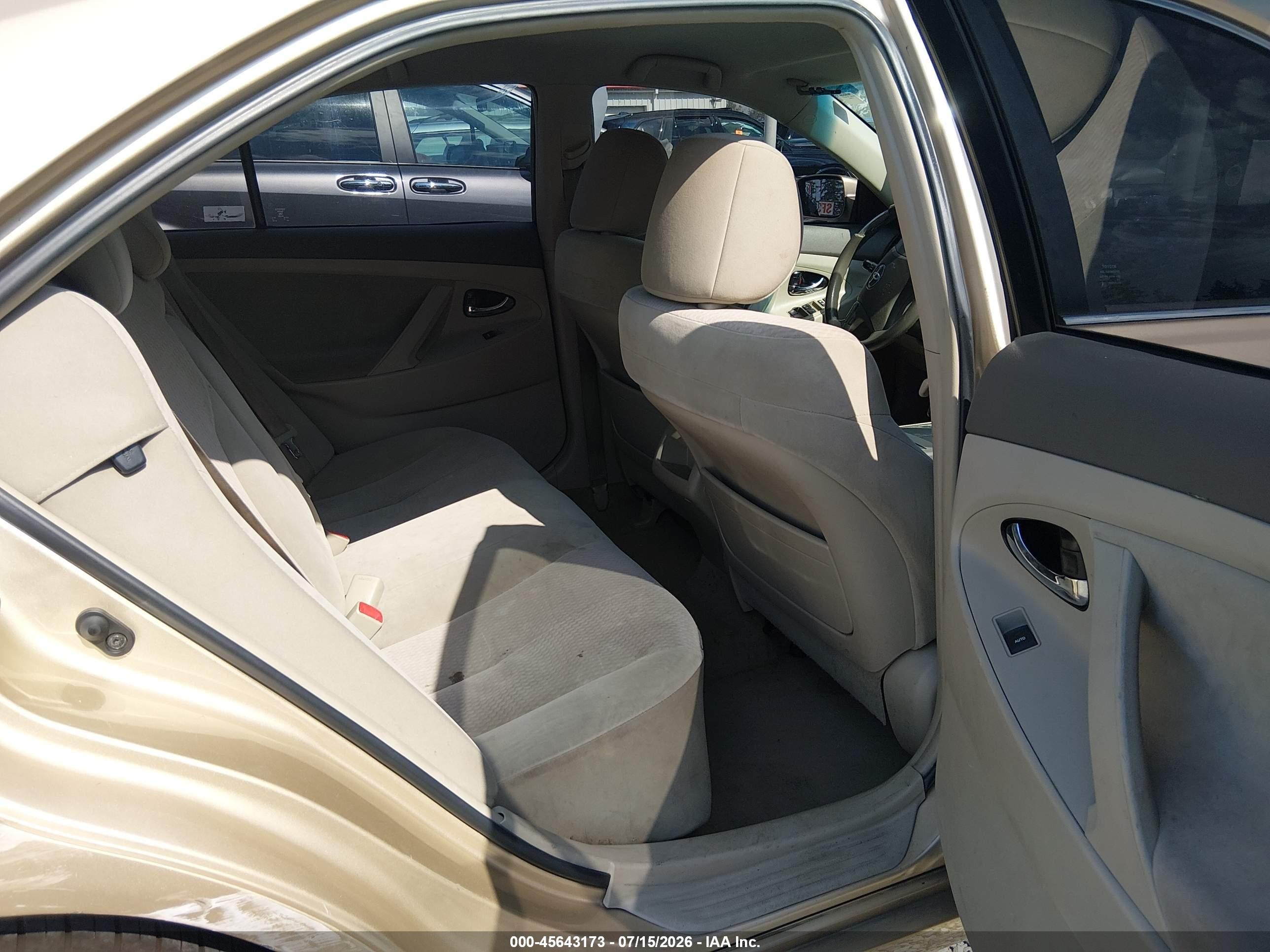 2011 Toyota Camry Le Gold vin: 4T1BF3EK6BU753610