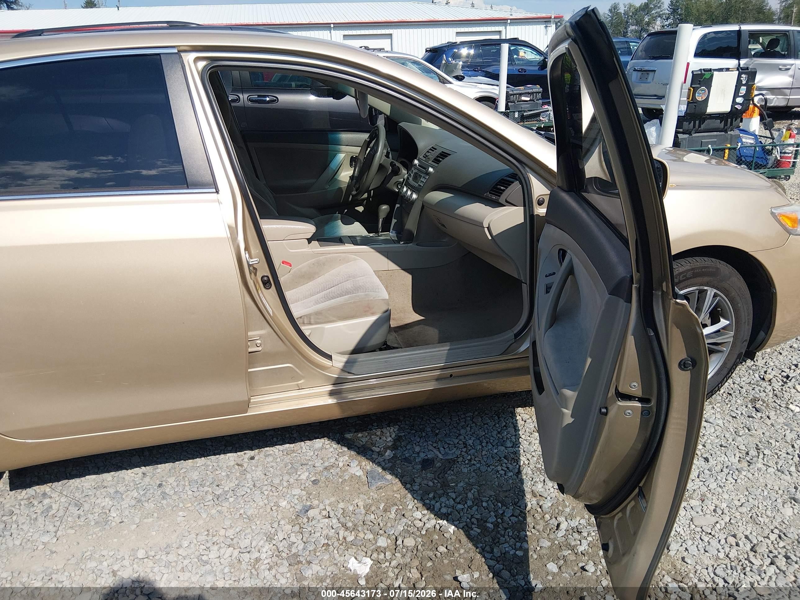 2011 Toyota Camry Le Gold vin: 4T1BF3EK6BU753610