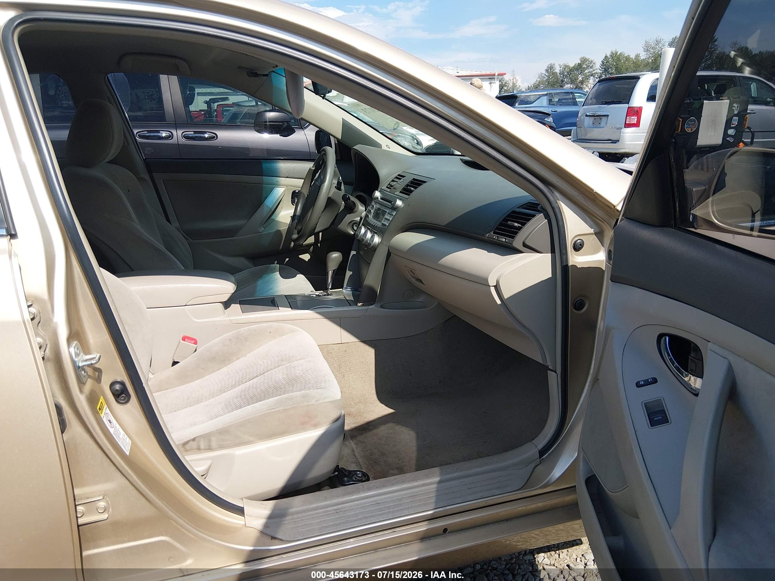 2011 Toyota Camry Le Gold vin: 4T1BF3EK6BU753610