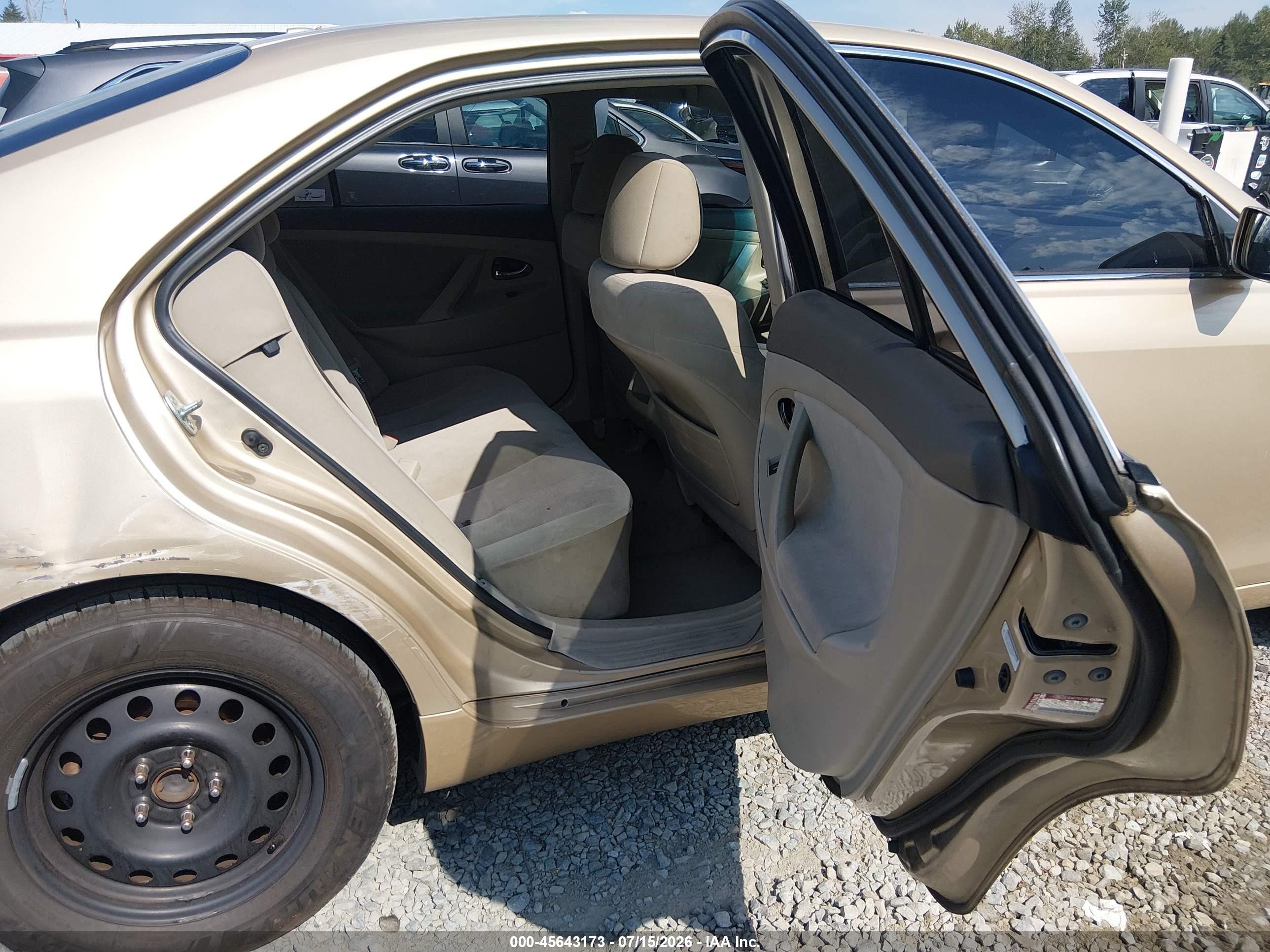 2011 Toyota Camry Le Gold vin: 4T1BF3EK6BU753610