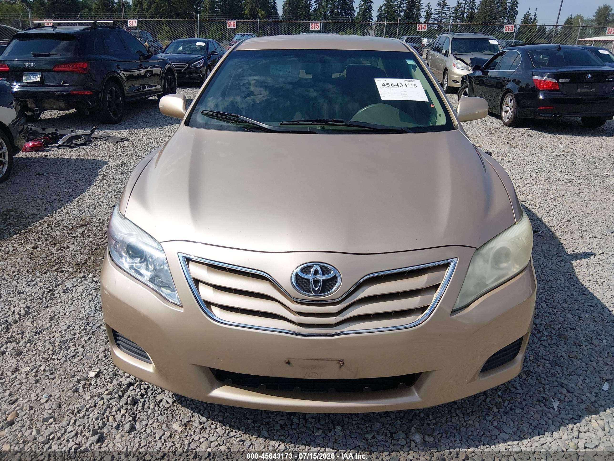 2011 Toyota Camry Le Gold vin: 4T1BF3EK6BU753610