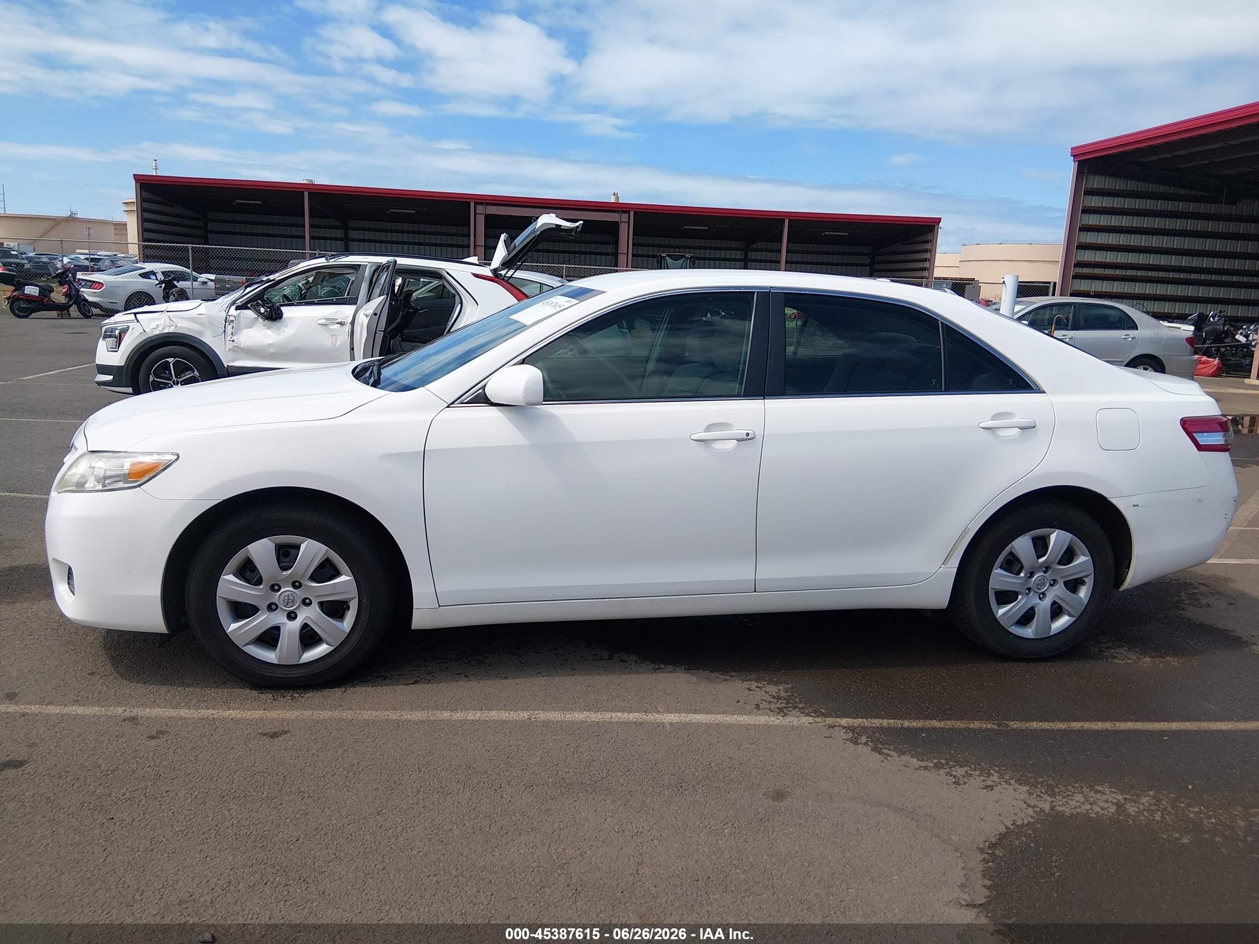 2011 Toyota Camry Le White vin: 4T1BF3EK6BU756586