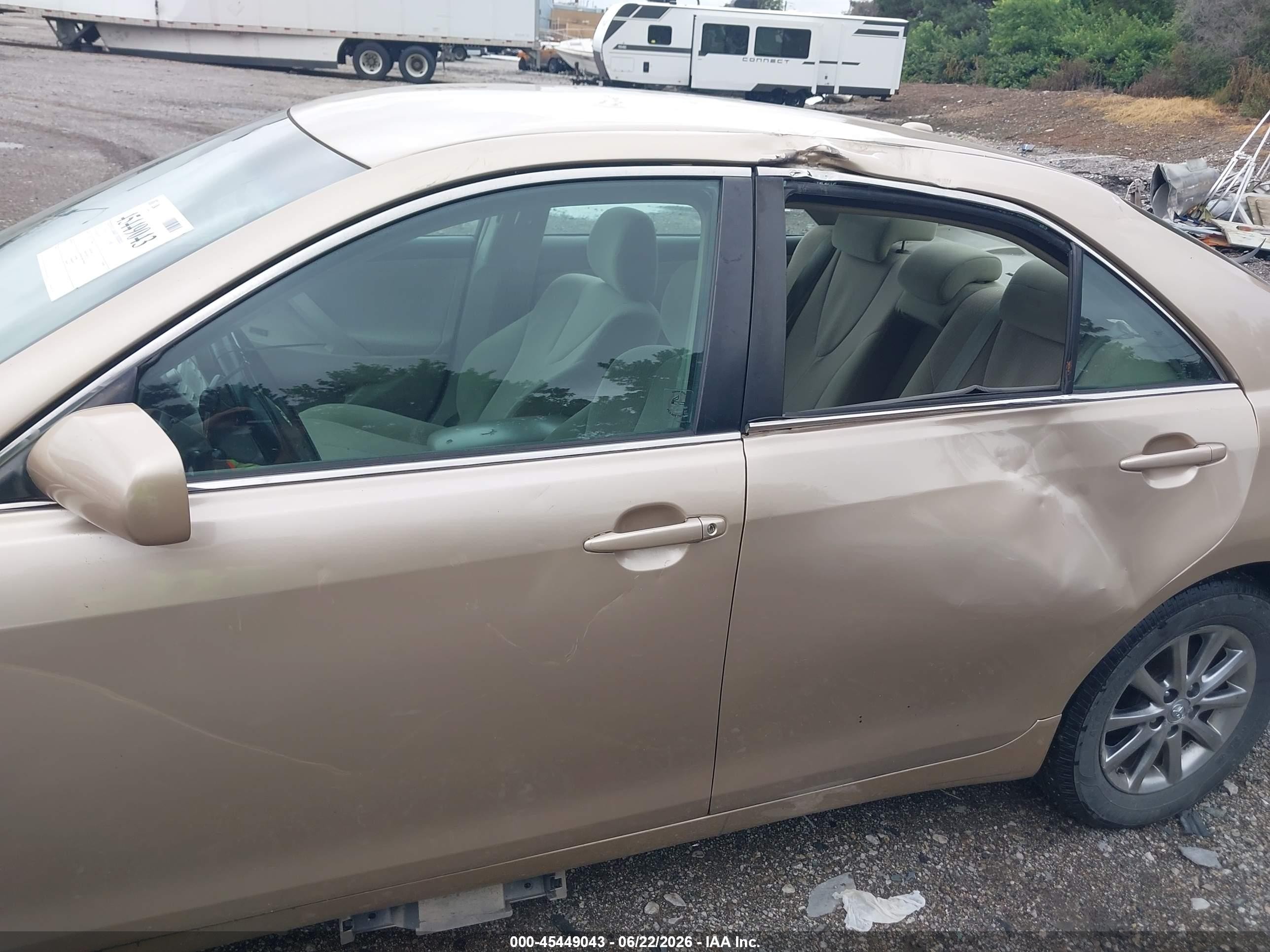 2011 Toyota Camry Le Gold vin: 4T1BF3EK6BU776739