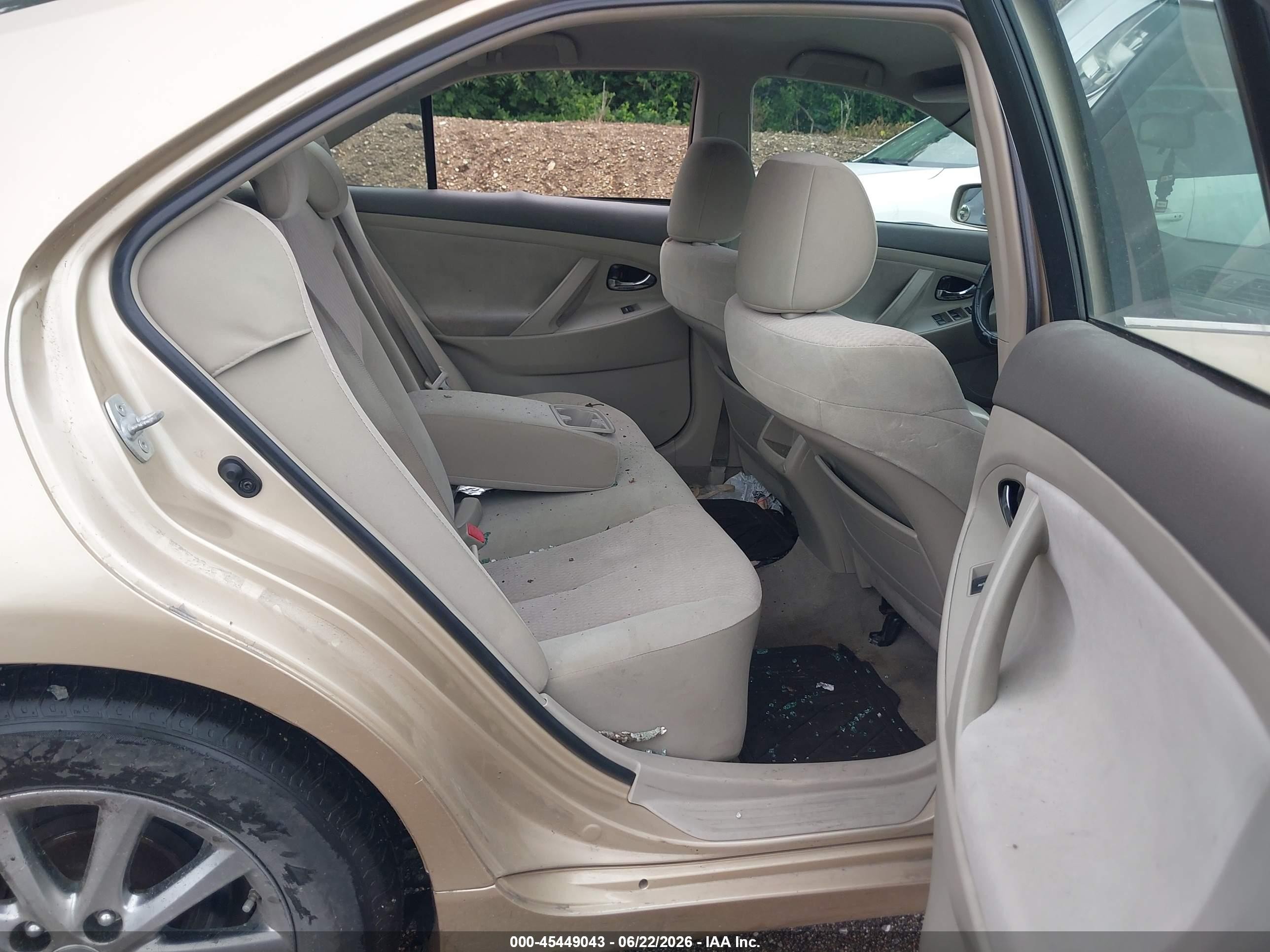 2011 Toyota Camry Le Gold vin: 4T1BF3EK6BU776739