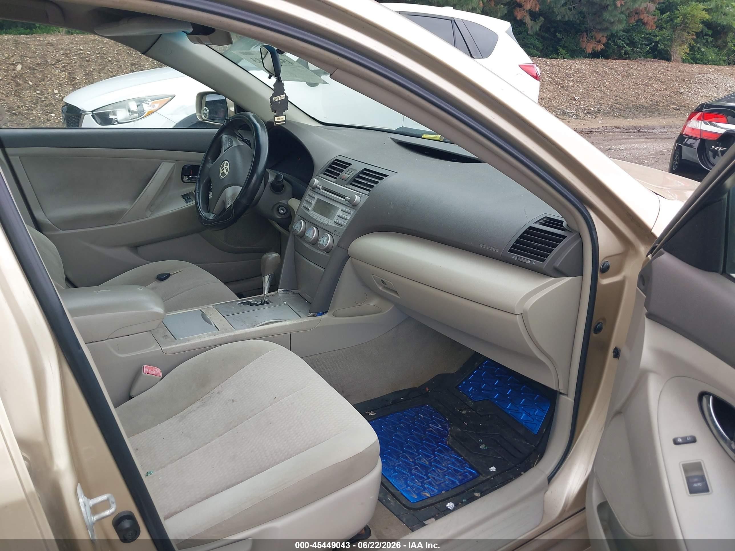 2011 Toyota Camry Le Gold vin: 4T1BF3EK6BU776739