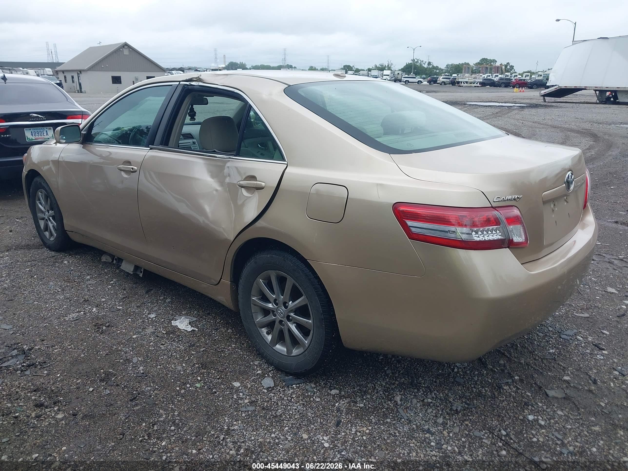 2011 Toyota Camry Le Gold vin: 4T1BF3EK6BU776739