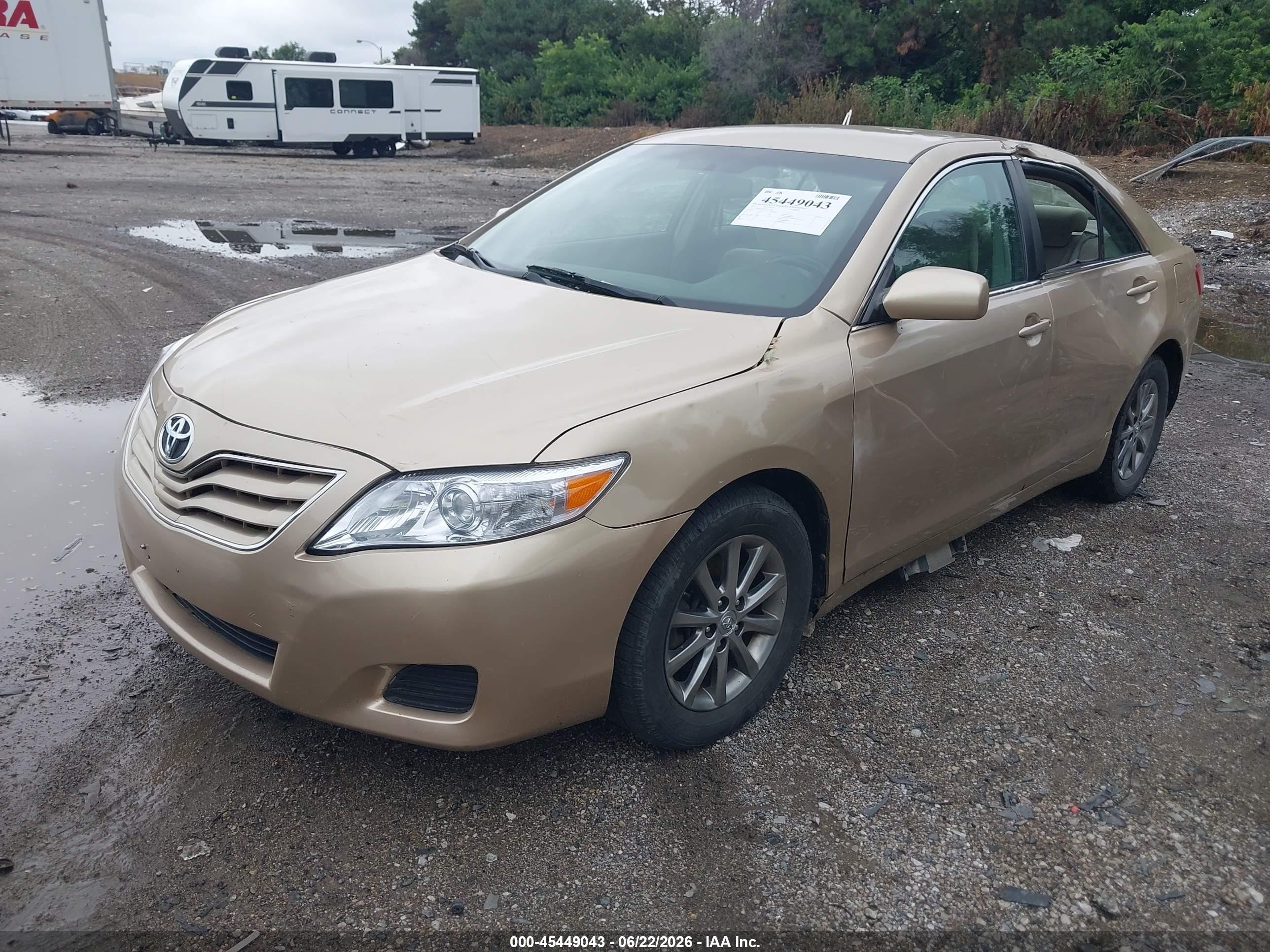 2011 Toyota Camry Le Gold vin: 4T1BF3EK6BU776739