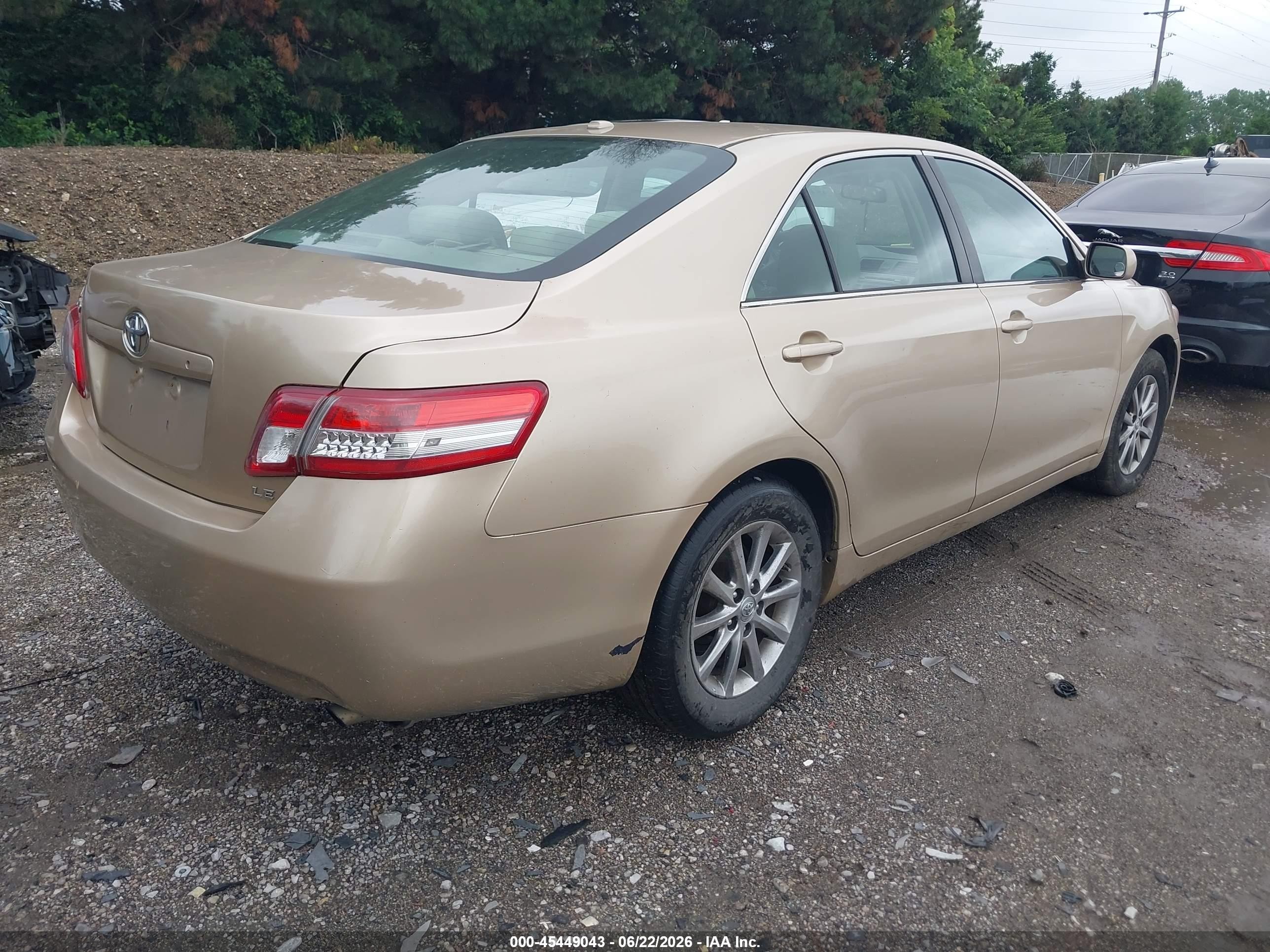 2011 Toyota Camry Le Gold vin: 4T1BF3EK6BU776739