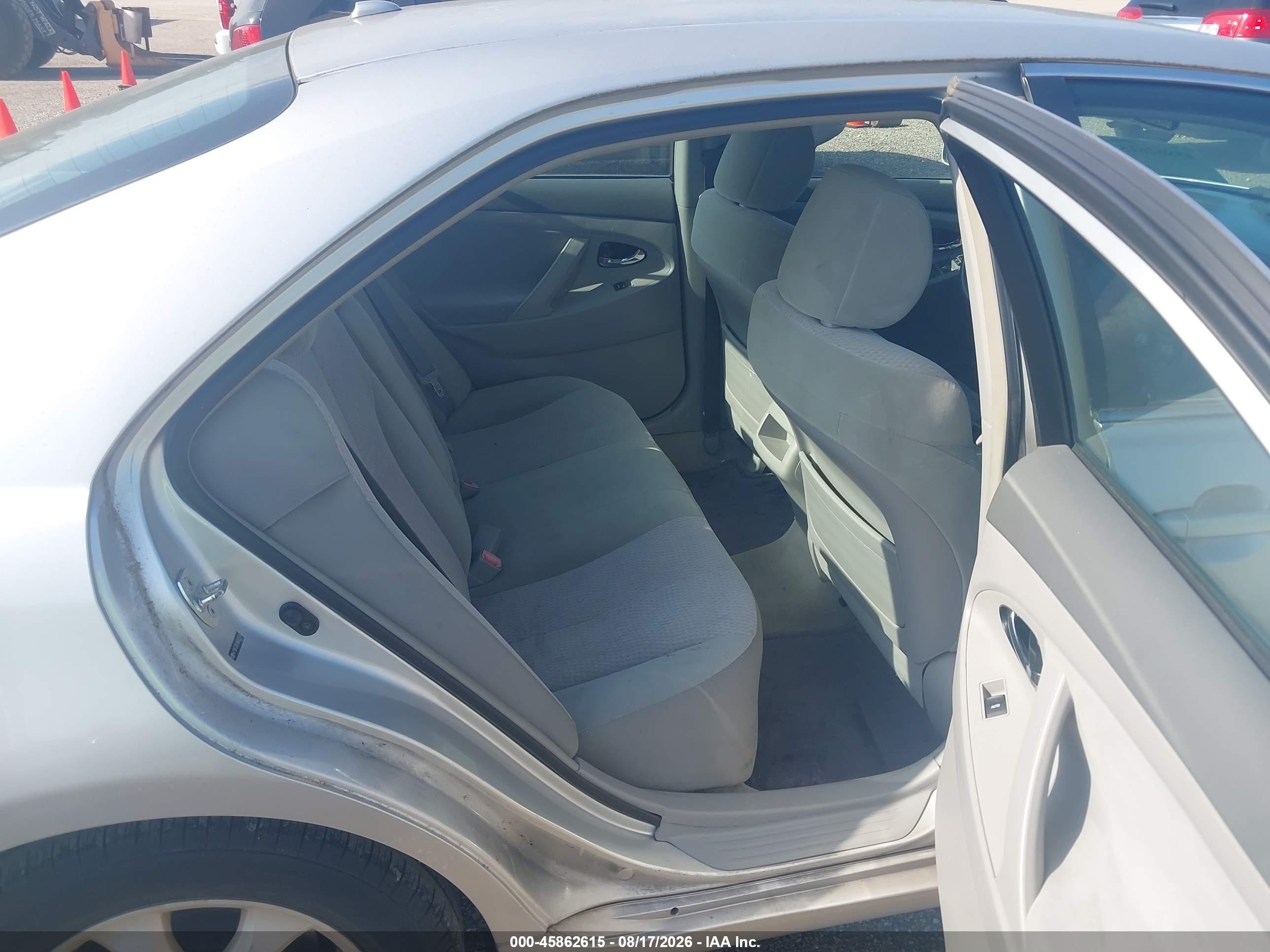 2010 Toyota Camry Le Silver vin: 4T1BF3EK7AU062634