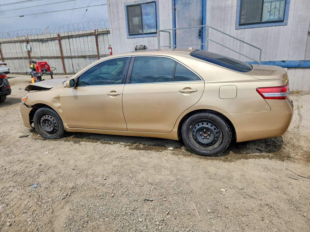 2010 Toyota Camry Le Gold vin: 4T1BF3EK7AU097030