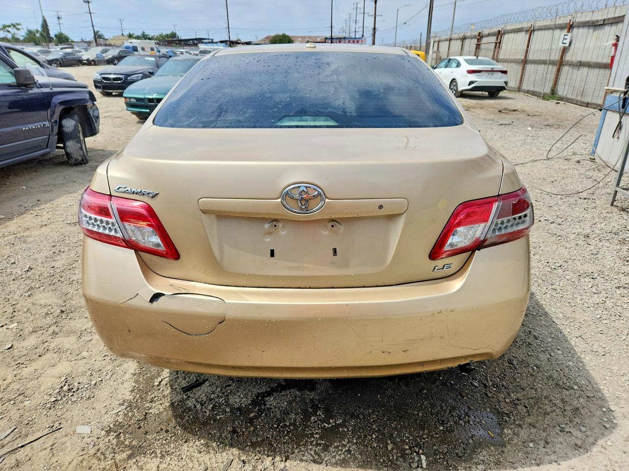2010 Toyota Camry Le Gold vin: 4T1BF3EK7AU097030