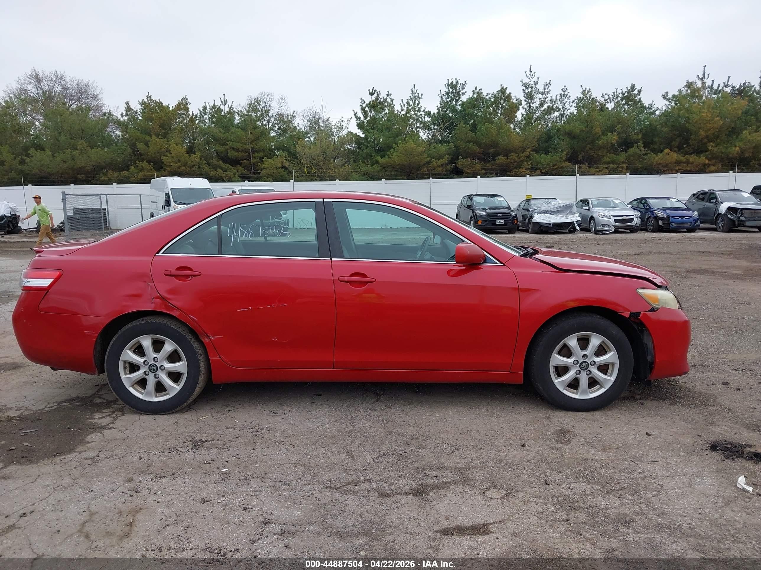 2010 Toyota Camry Le Red vin: 4T1BF3EK7AU107460