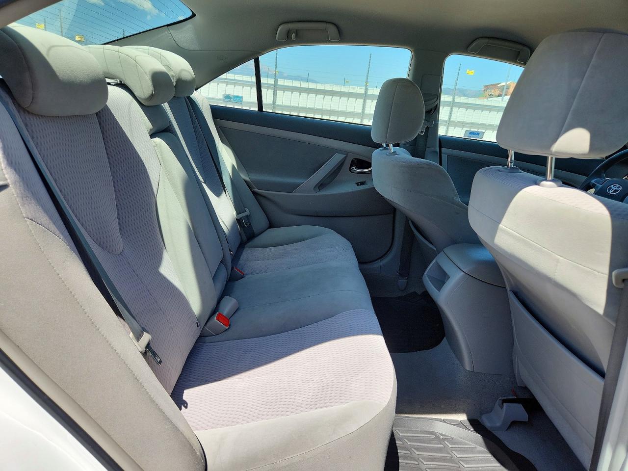 2010 Toyota Camry White vin: 4T1BF3EK7AU570084