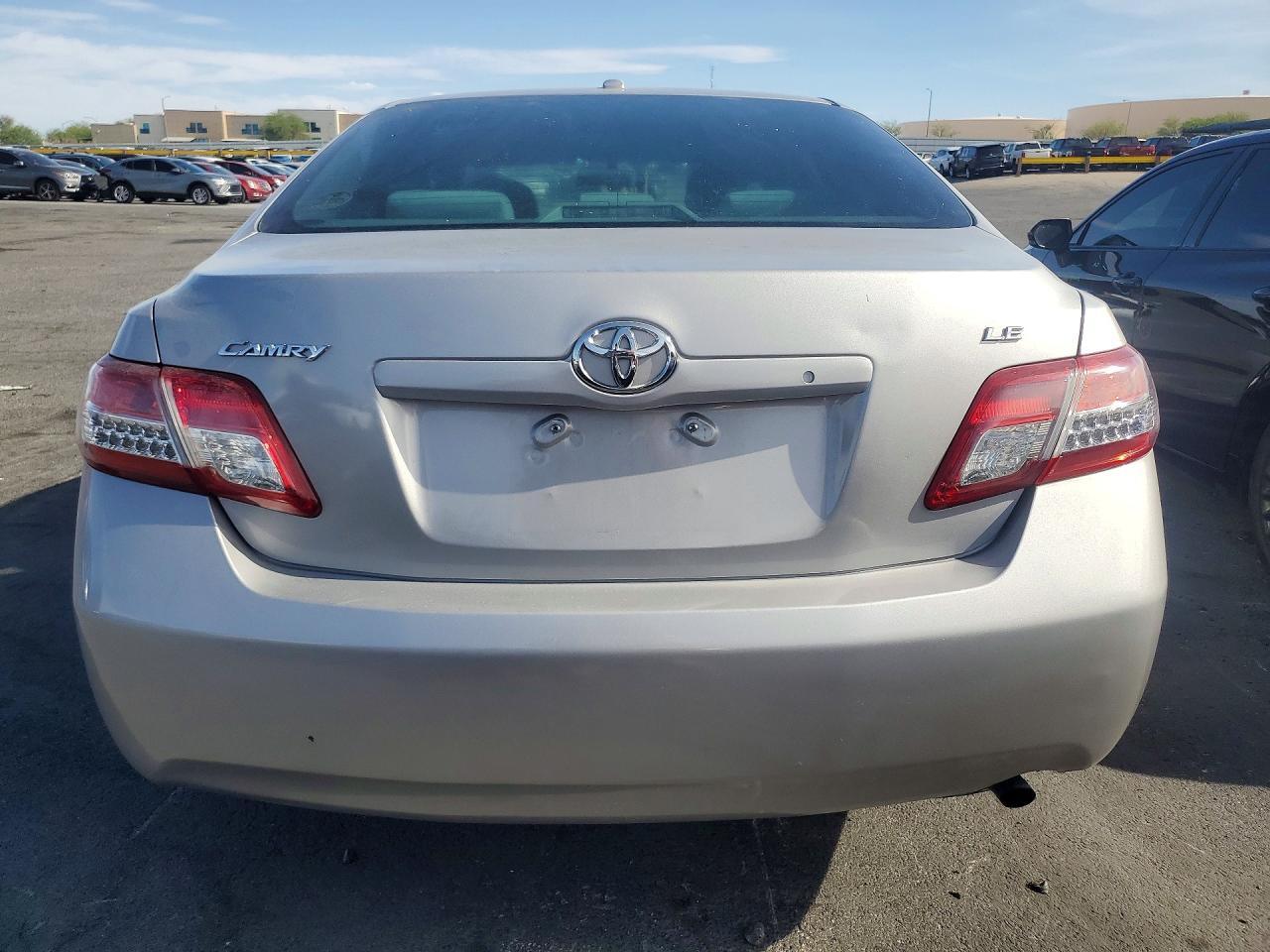 2011 Toyota Camry Le Silver vin: 4T1BF3EK7BU130075