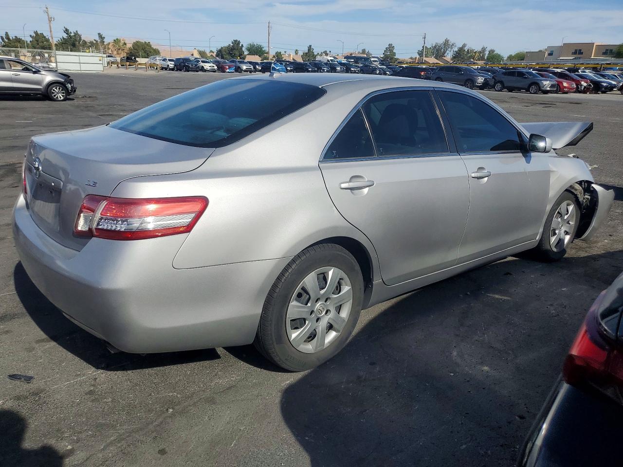 2011 Toyota Camry Le Silver vin: 4T1BF3EK7BU130075