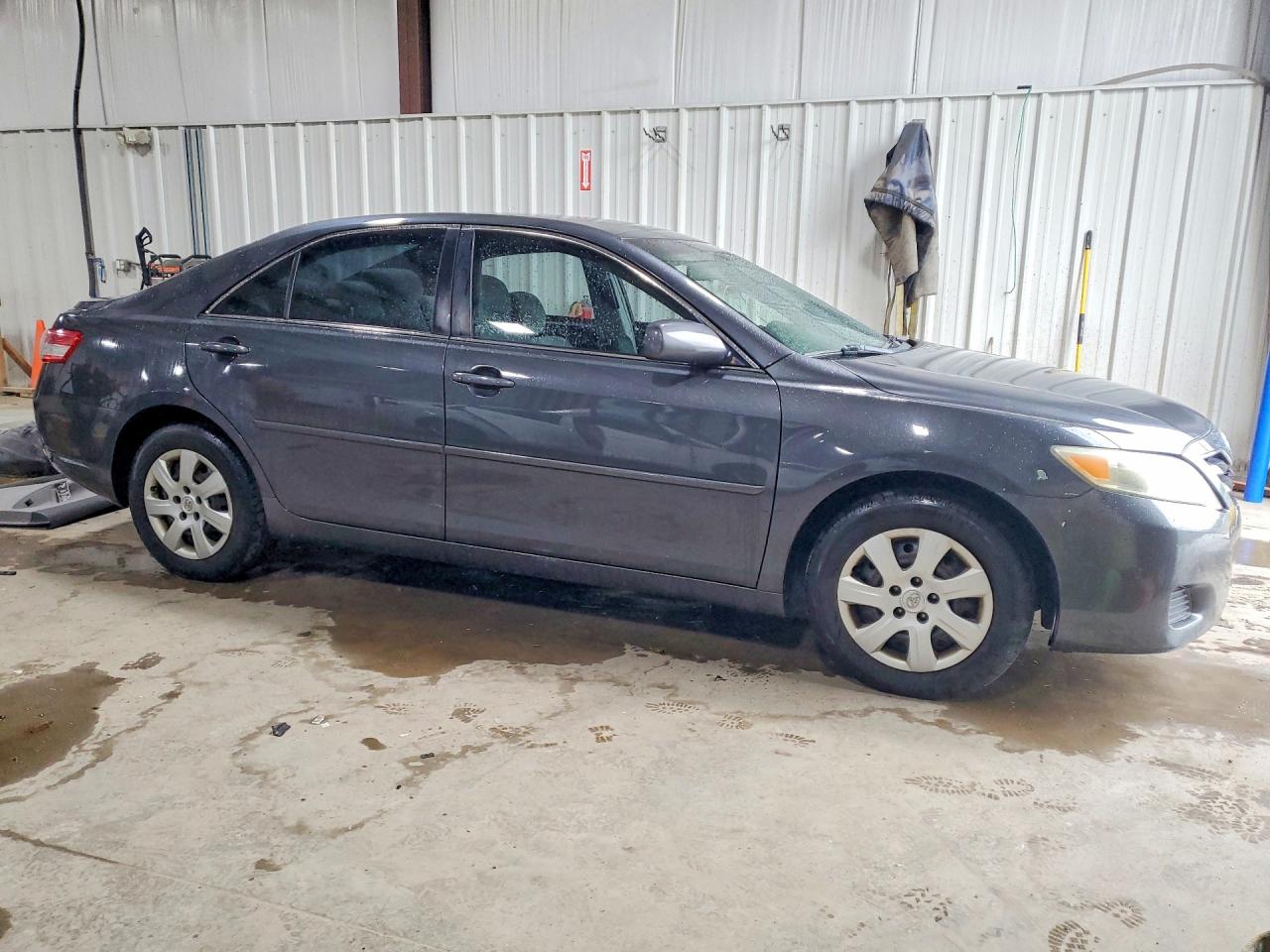 2011 Toyota Camry Le Gray vin: 4T1BF3EK7BU139178
