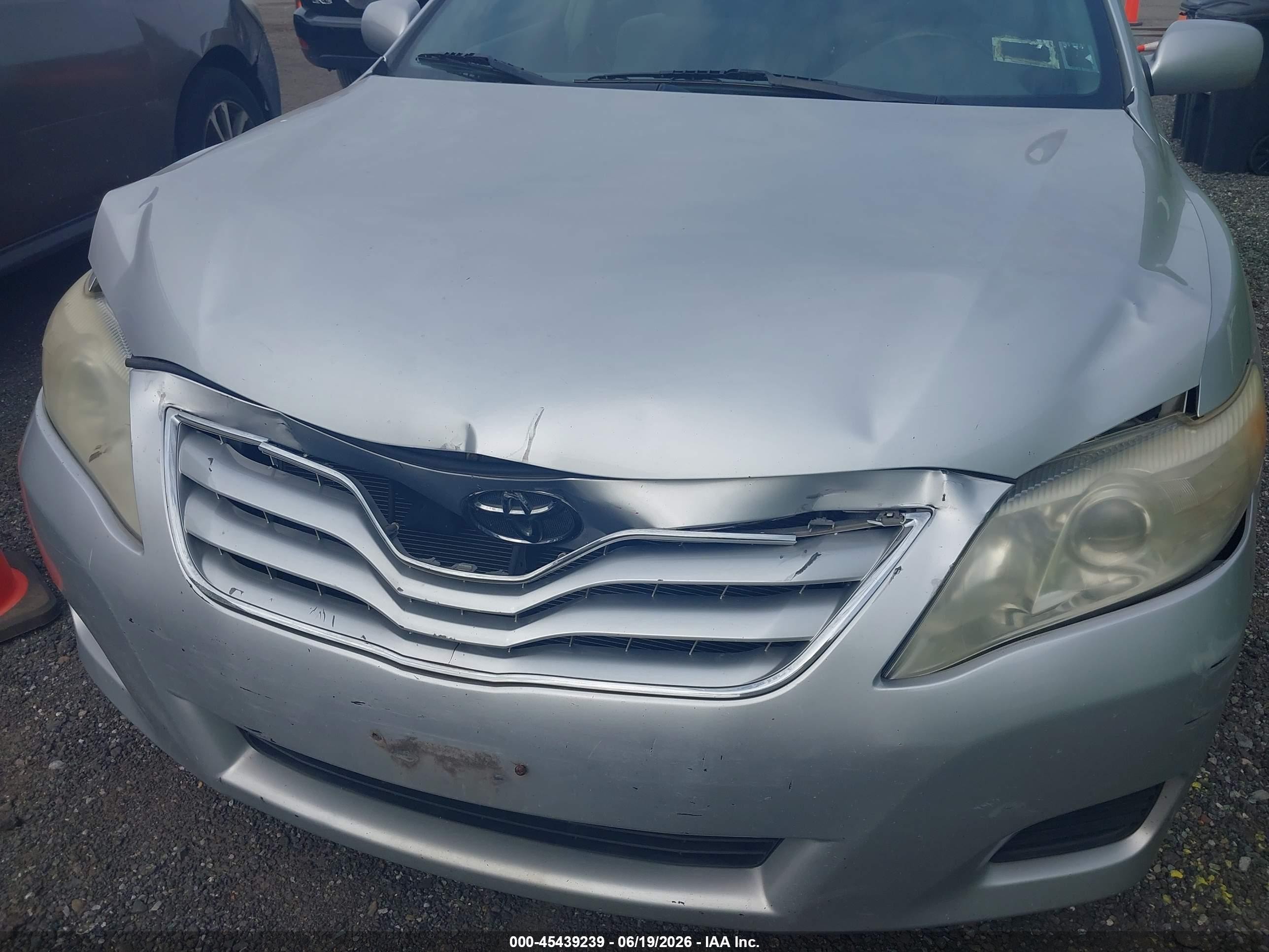 2011 Toyota Camry Le Silver vin: 4T1BF3EK7BU152528